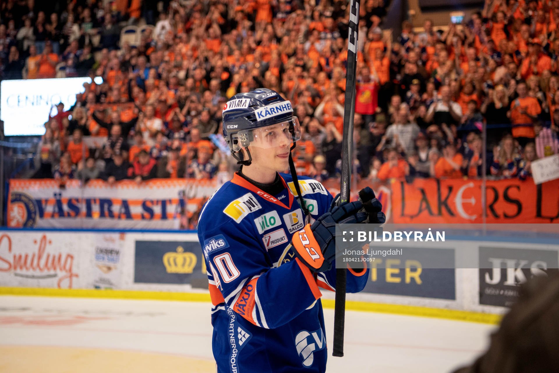 Växjös Elias Pettersson jublar framför fansen