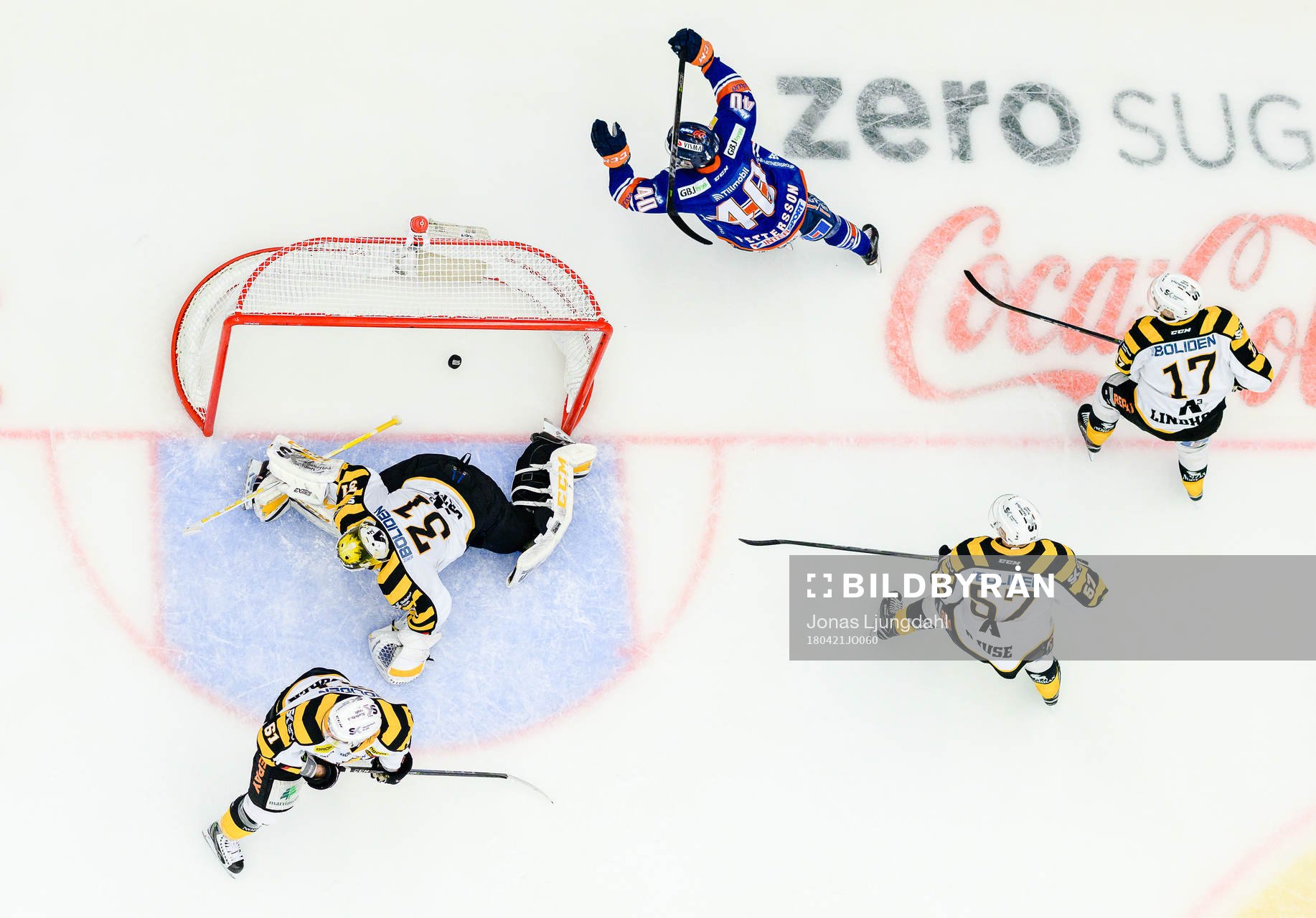 Växjös Elias Pettersson gör mål 2-1 och jublar bakom