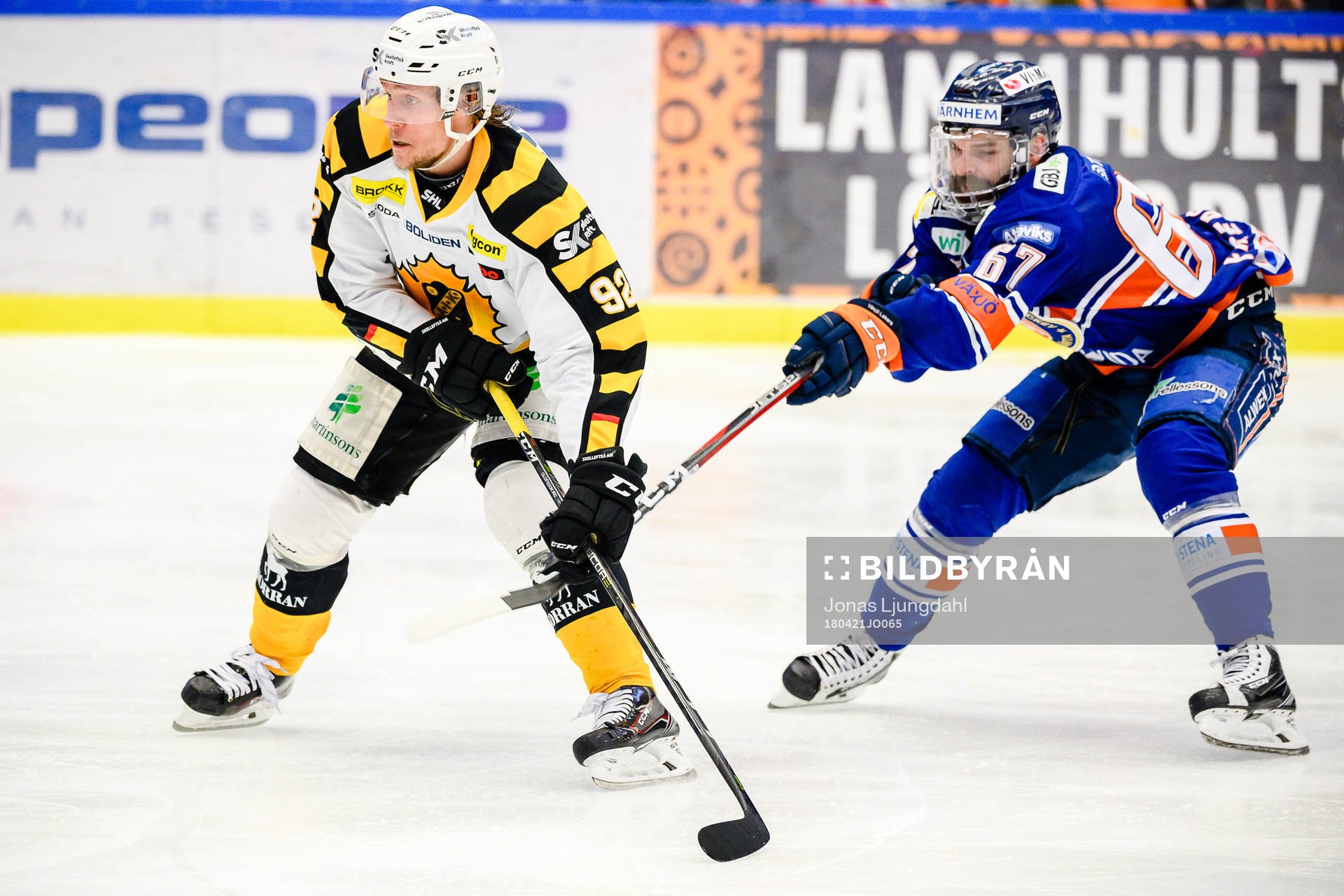 Skellefteås Jesper Olofsson jagas av Växjös Linus