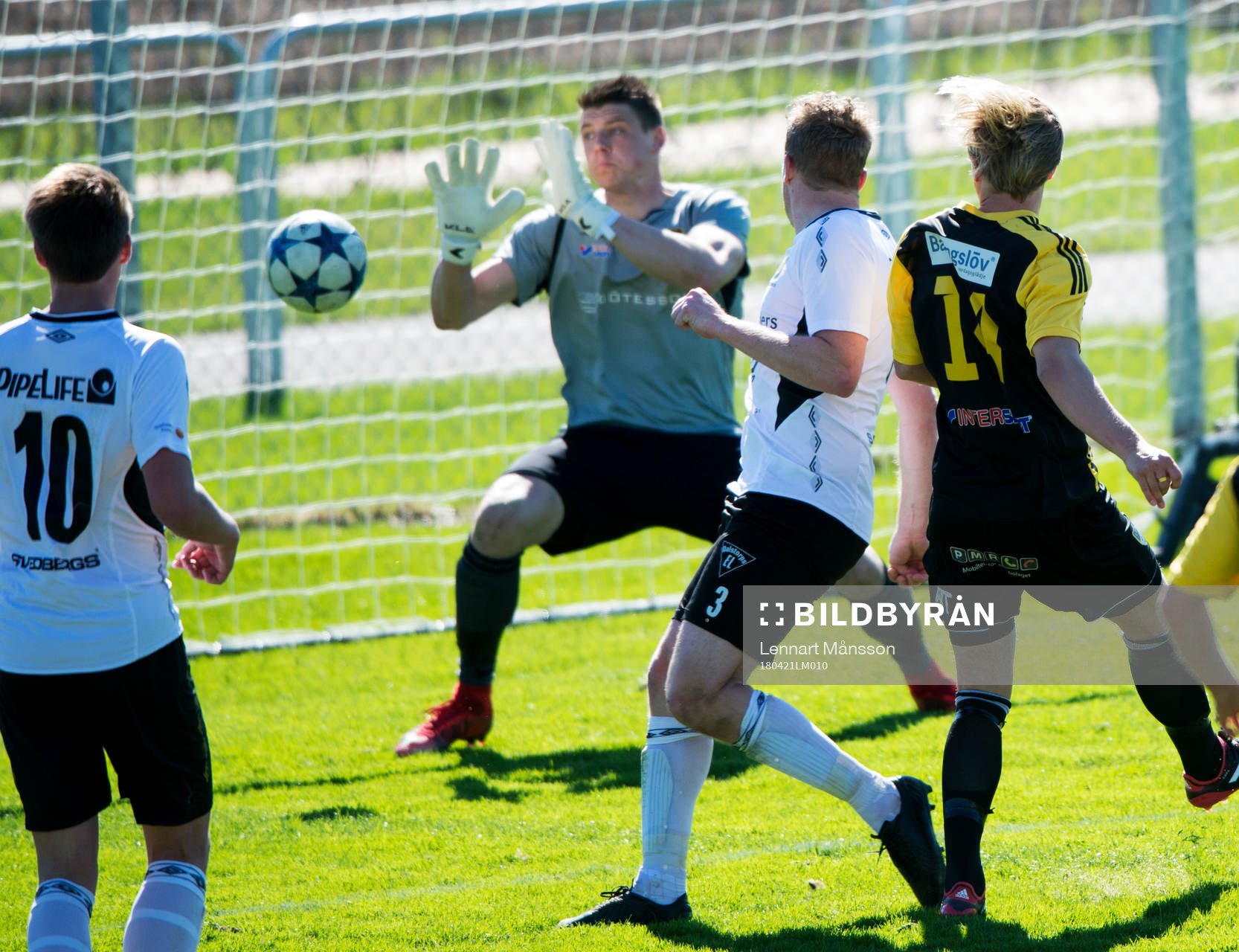 IFK Hässleholms Gustaf Lindroth gör 1-0 i matchen i