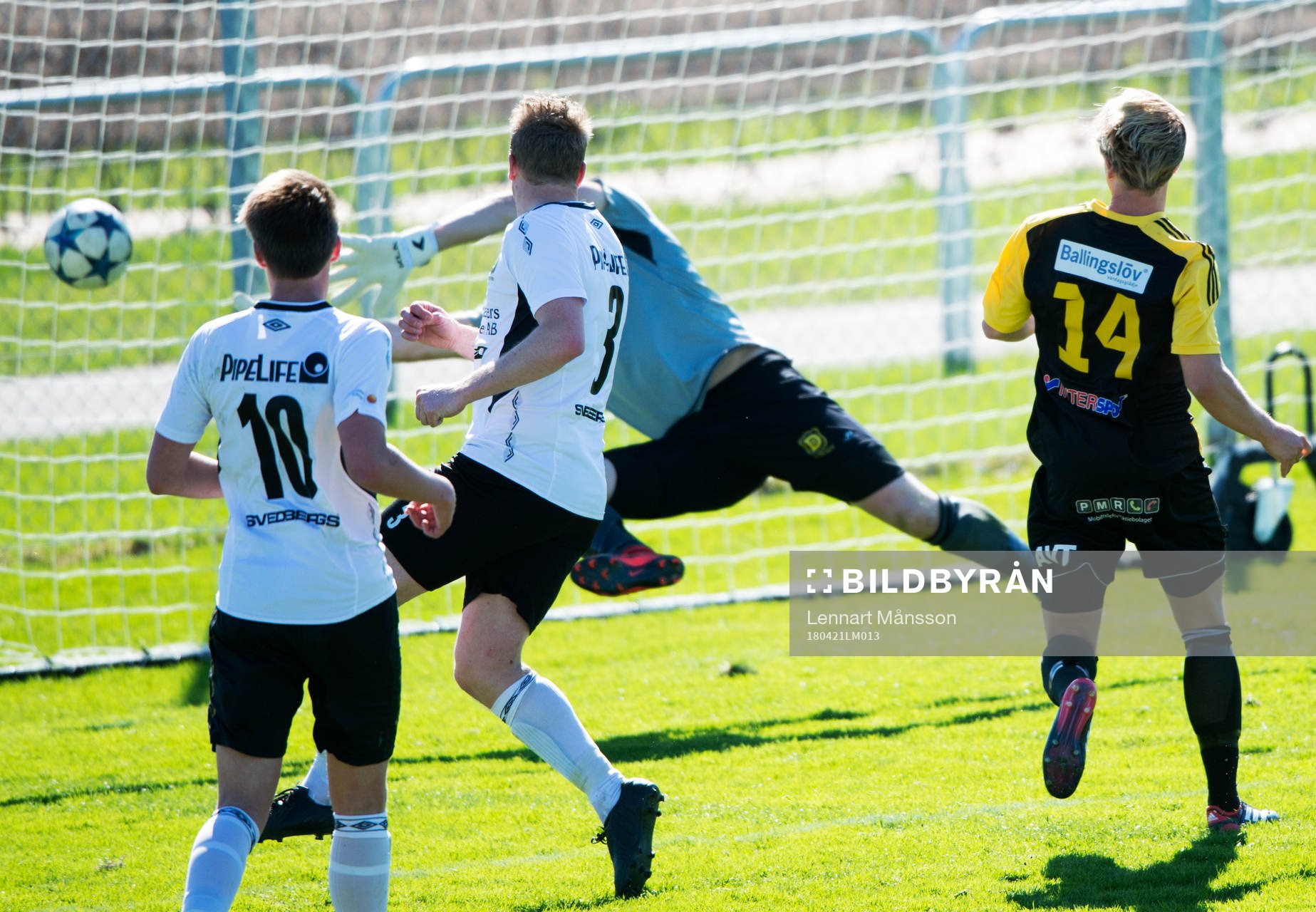 IFK Hässleholms Gustaf Lindroth gör 1-0 i matchen i division 2 Östra Götaland mellan IFK Hässleholm och Dalstorp i Hässleholm 21 april 2018.