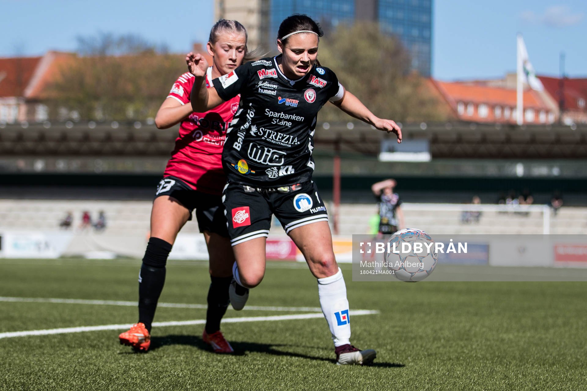 Limhamn Bunkeflos Alice Magnusson och Kristianstads Alice Nilsson under fotbollsmatchen i Damallsvenskan mellan LB07 och Kristianstad den 21 april 2018 i Malmö.