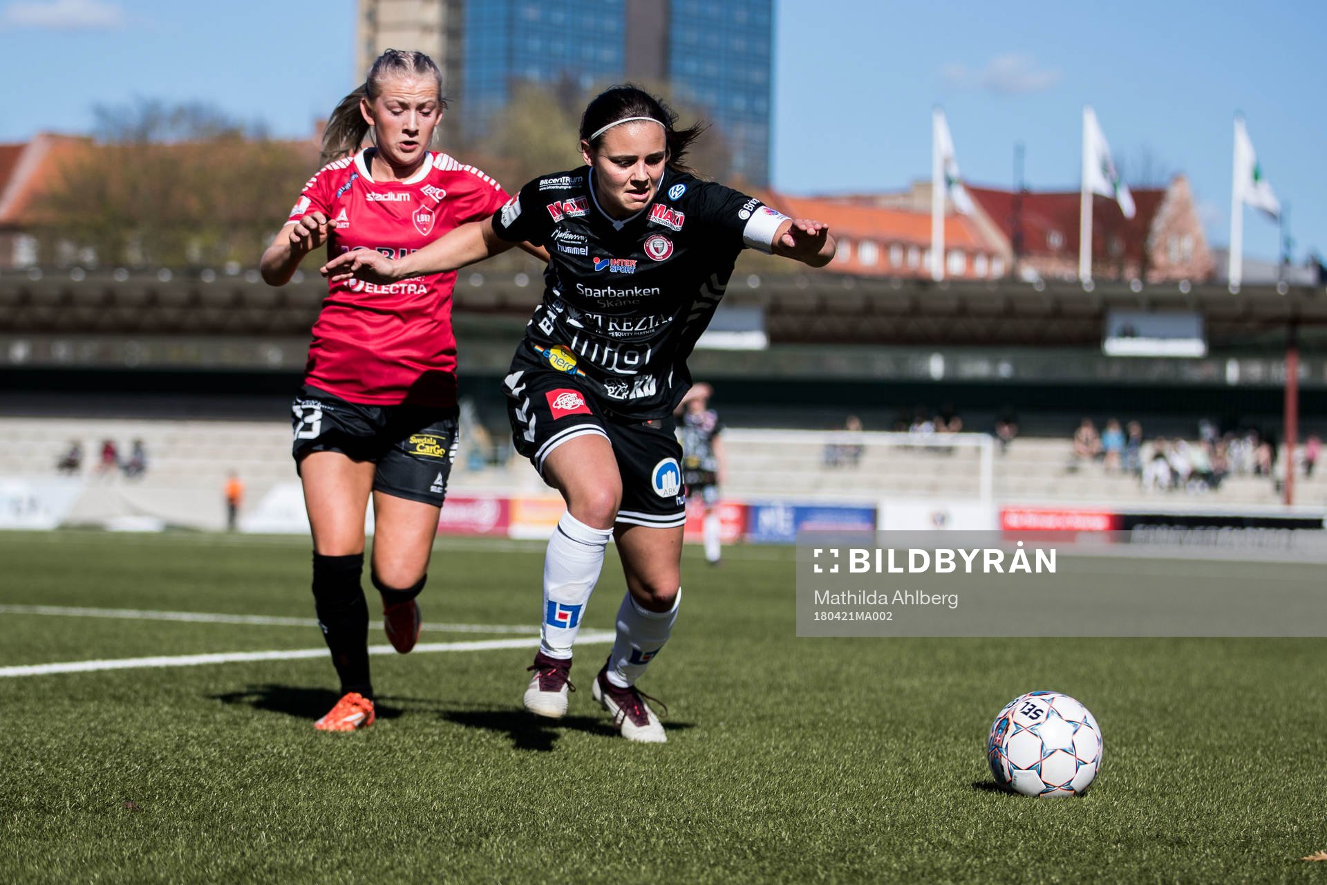 Limhamn Bunkeflos Alice Magnusson och Kristianstads Alice Nilsson under fotbollsmatchen i Damallsvenskan mellan LB07 och Kristianstad den 21 april 2018 i Malmö.