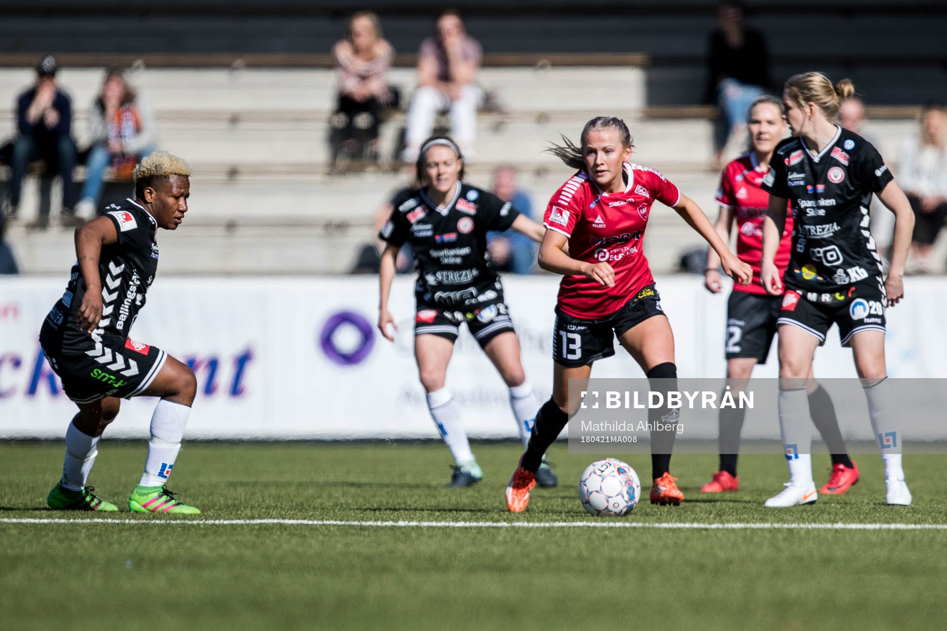 Limhamn Bunkeflos Alice Magnusson driver med bollen under fotbollsmatchen i Damallsvenskan mellan LB07 och Kristianstad den 21 april 2018 i Malmö.