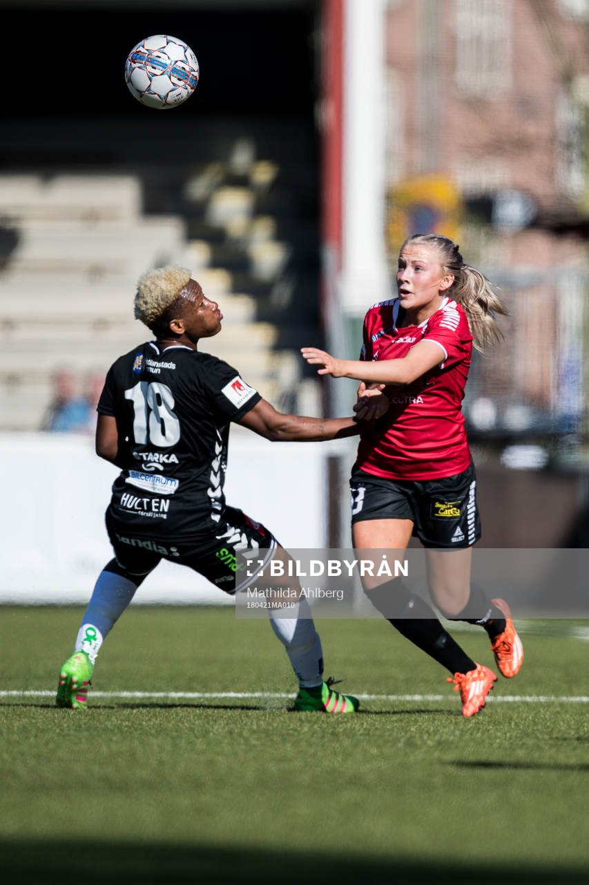  Kristianstads Ogonna Chukwudi och Limhamn Bunkeflos Alice Magnusson under fotbollsmatchen i Damallsvenskan mellan LB07 och Kristianstad den 21 april 2018 i Malmö.