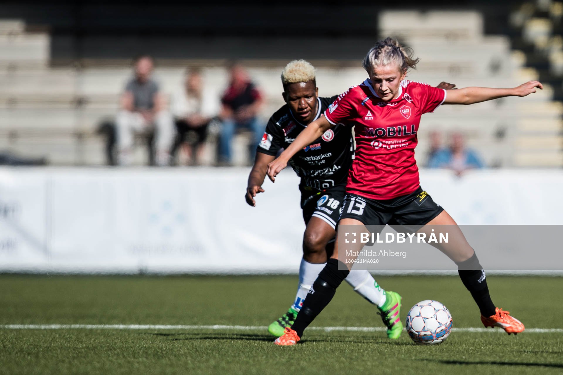 Kristianstads Rita Chikwelu och Limhamn Bunkeflos Alice Magnusson under fotbollsmatchen i Damallsvenskan mellan LB07 och Kristianstad den 21 april 2018 i Malmö.
