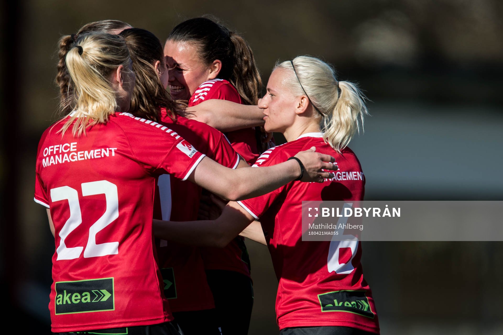Limhamn Bunkeflos Anna Welin jublar med lagkamrater