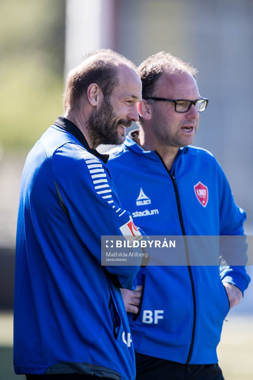 Limhamn Bunkeflos tränare Otto Persson och assisterande tränare Benny Fehrlund under fotbollsmatchen i Damallsvenskan mellan LB07 och Kristianstad den 21 april 2018 i Malmö.