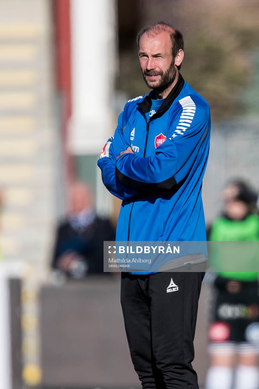 Limhamn Bunkeflos tränare Otto Persson under fotbollsmatchen i Damallsvenskan mellan LB07 och Kristianstad den 21 april 2018 i Malmö.