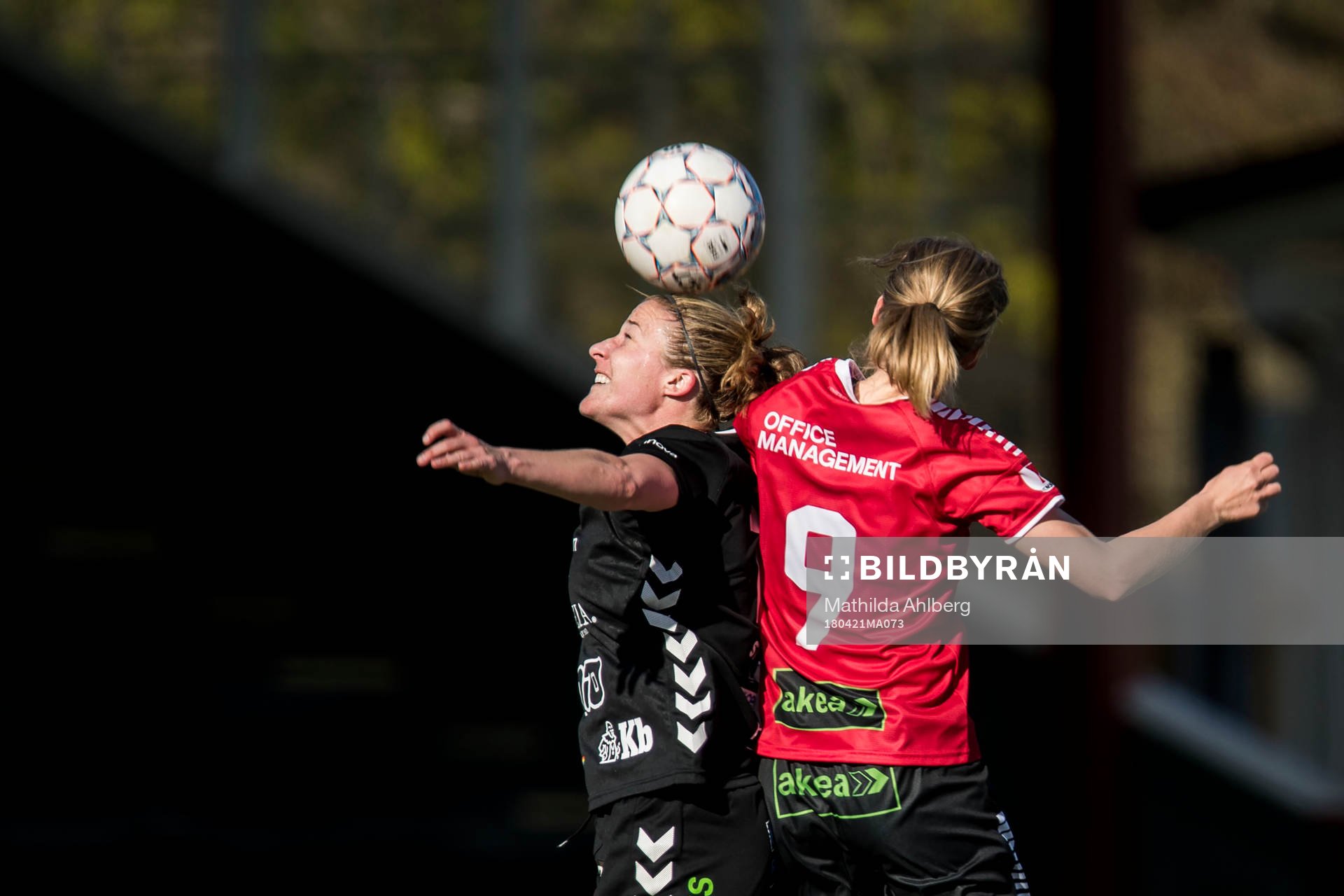 Kristianstads Becky Edwards i nickduell under fotbollsmatchen i Damallsvenskan mellan LB07 och Kristianstad den 21 april 2018 i Malmö.