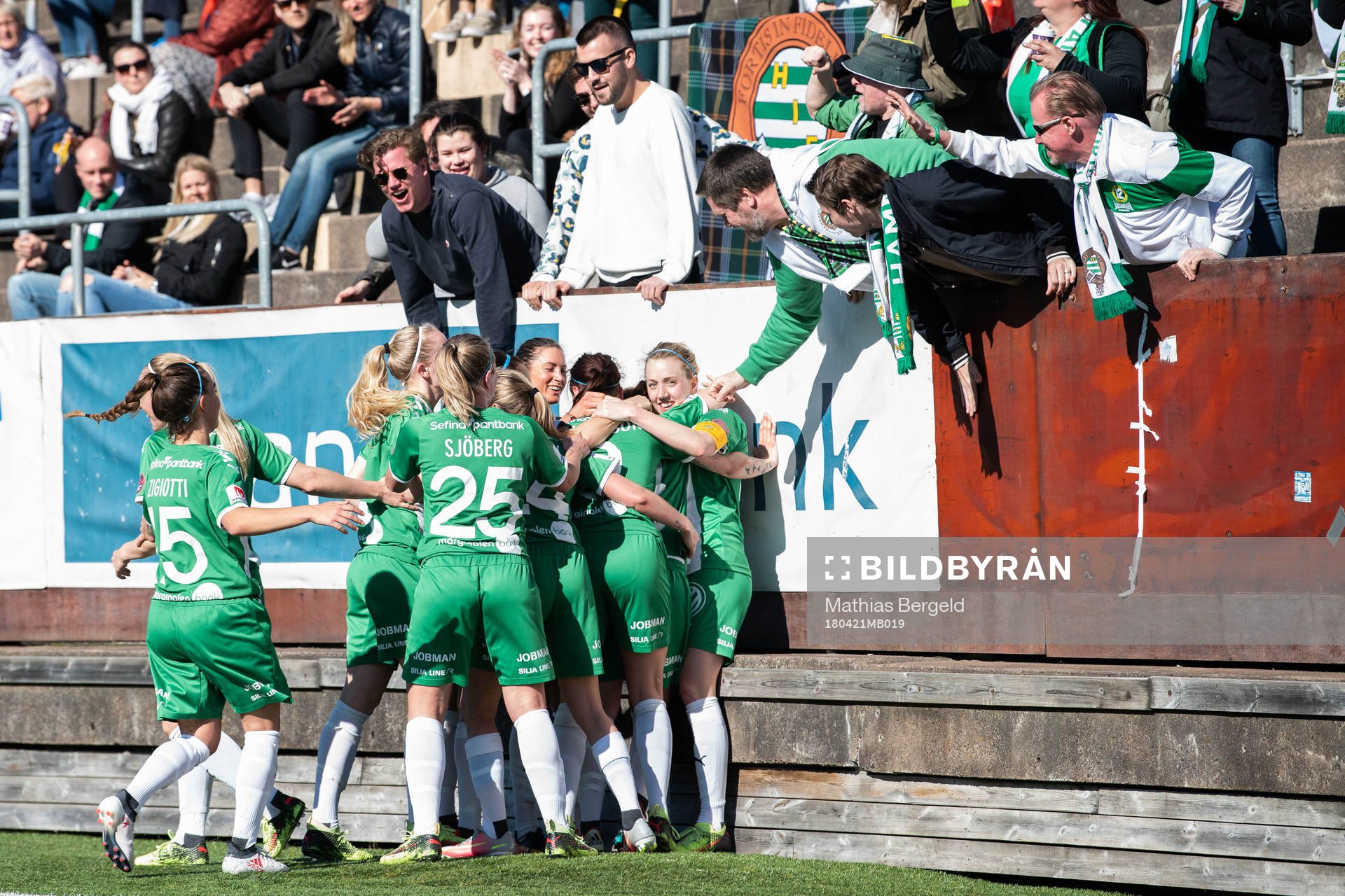 Hammarbys Olga Ekblom jublar med supportrar och lagkamrater