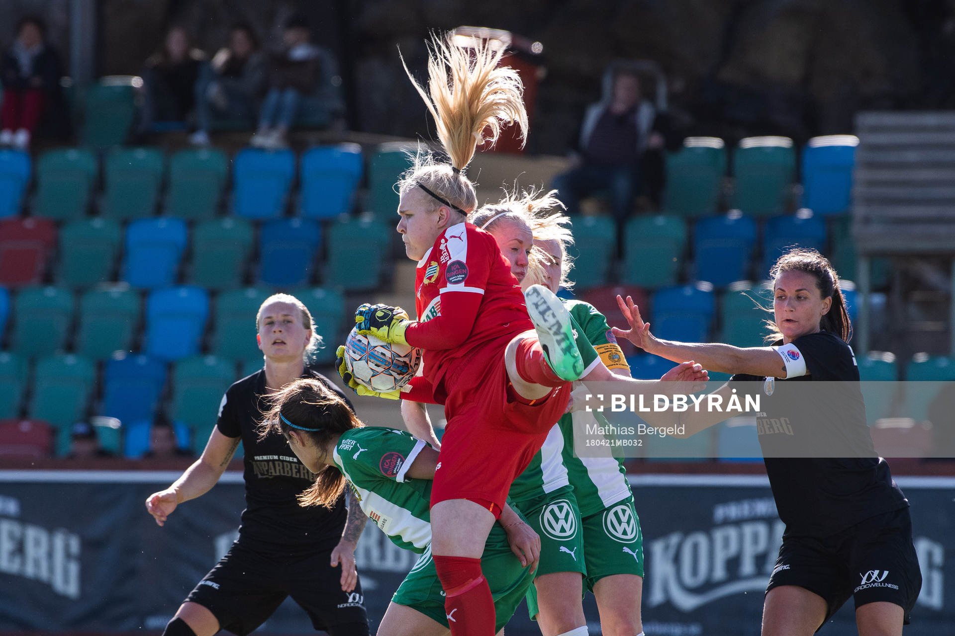 Hammarbys målvakt Emma Holmgren plockar ner bollen