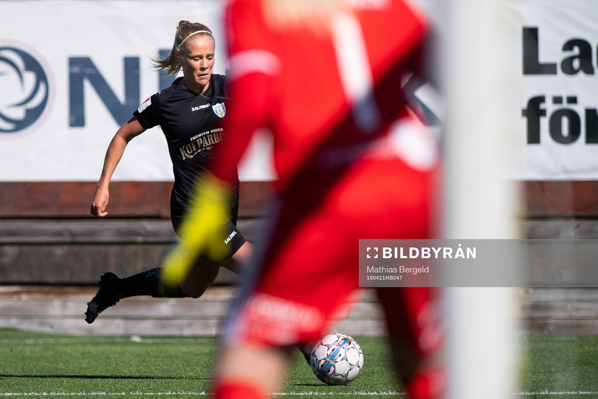 Göteborgs Adelina Engman driver bollen