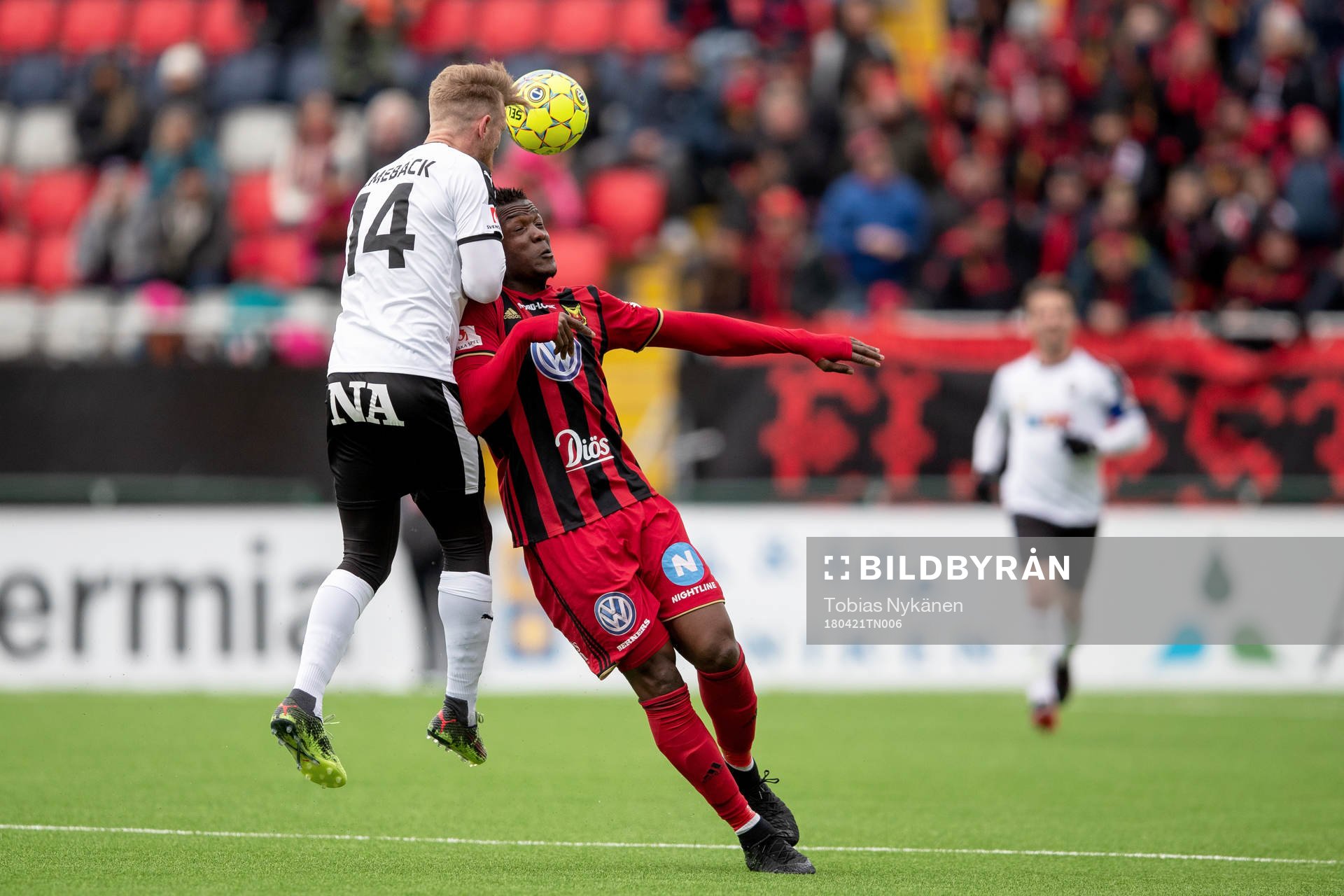 Örebros Michael Almebäck och Östersunds Alhaji Gero