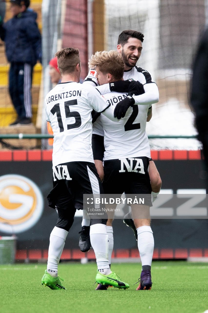 Örebros Daniel Björnquist jublar med lagkamrater efter 0-1 under fotbollsmatchen i Allsvenskan mellan Östersund och Örebro den 21 april 2018 i Östersund.