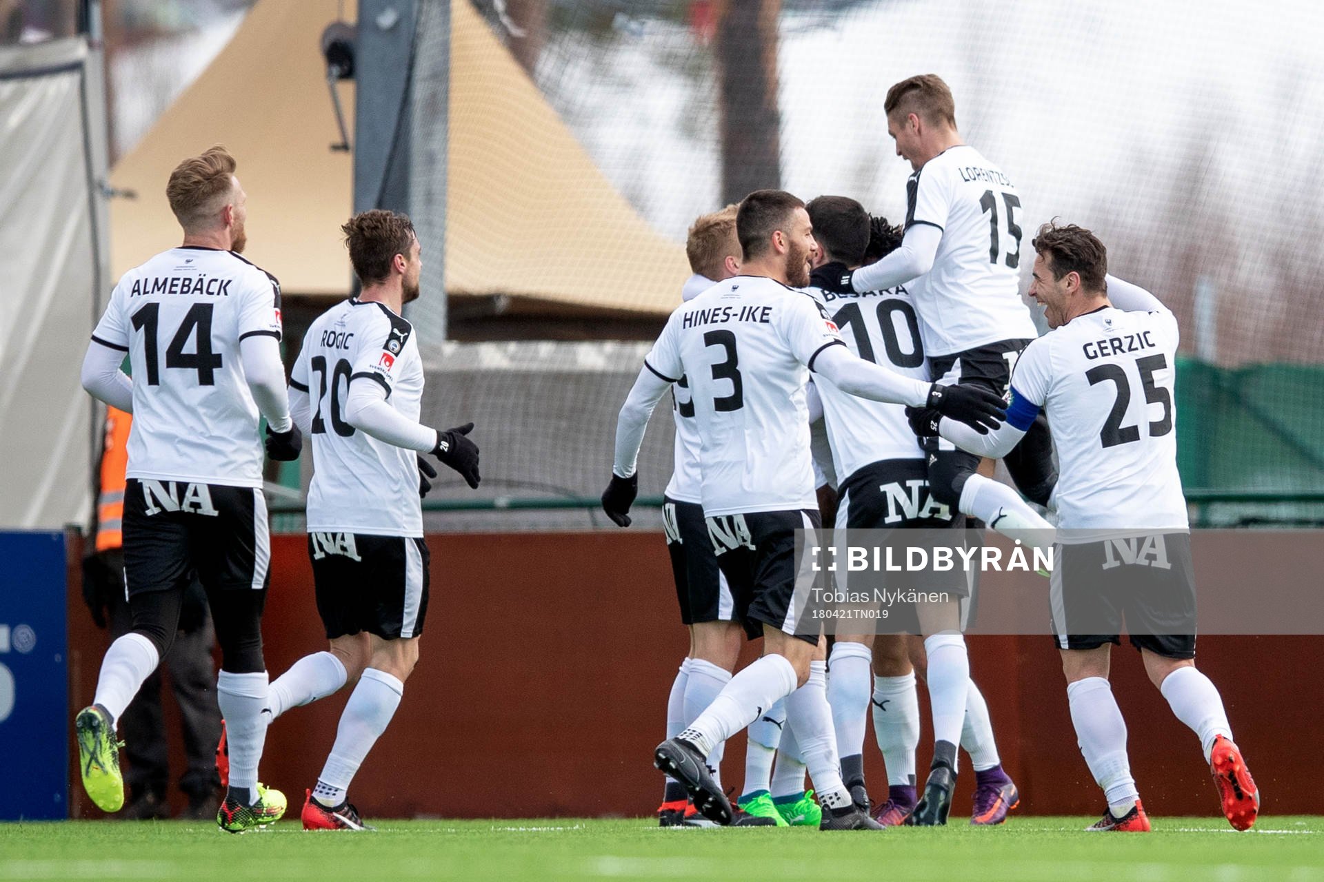 Örebros Isaac Boye Edegware jublar med lagkamrater