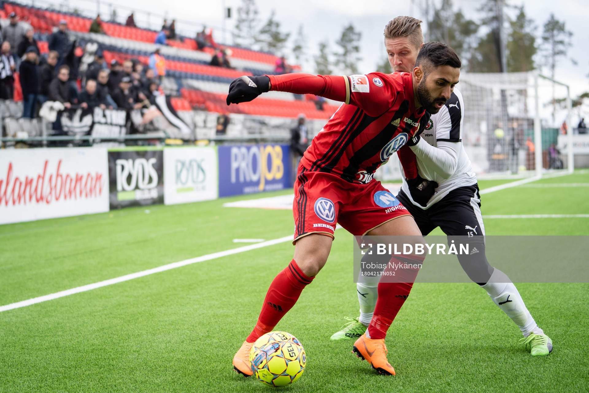 Östersunds Saman Ghoddos mot Örebros Martin Lorentzson