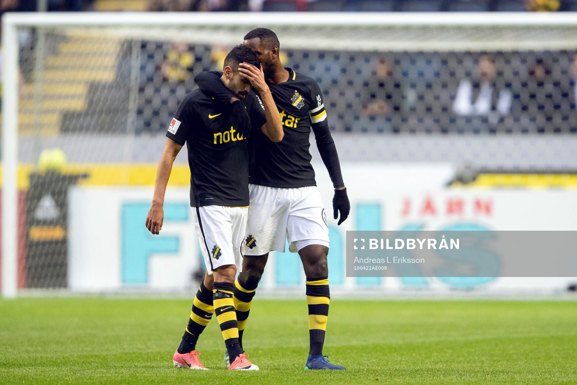 s Stefan Silva tröstas av Henok Goitom