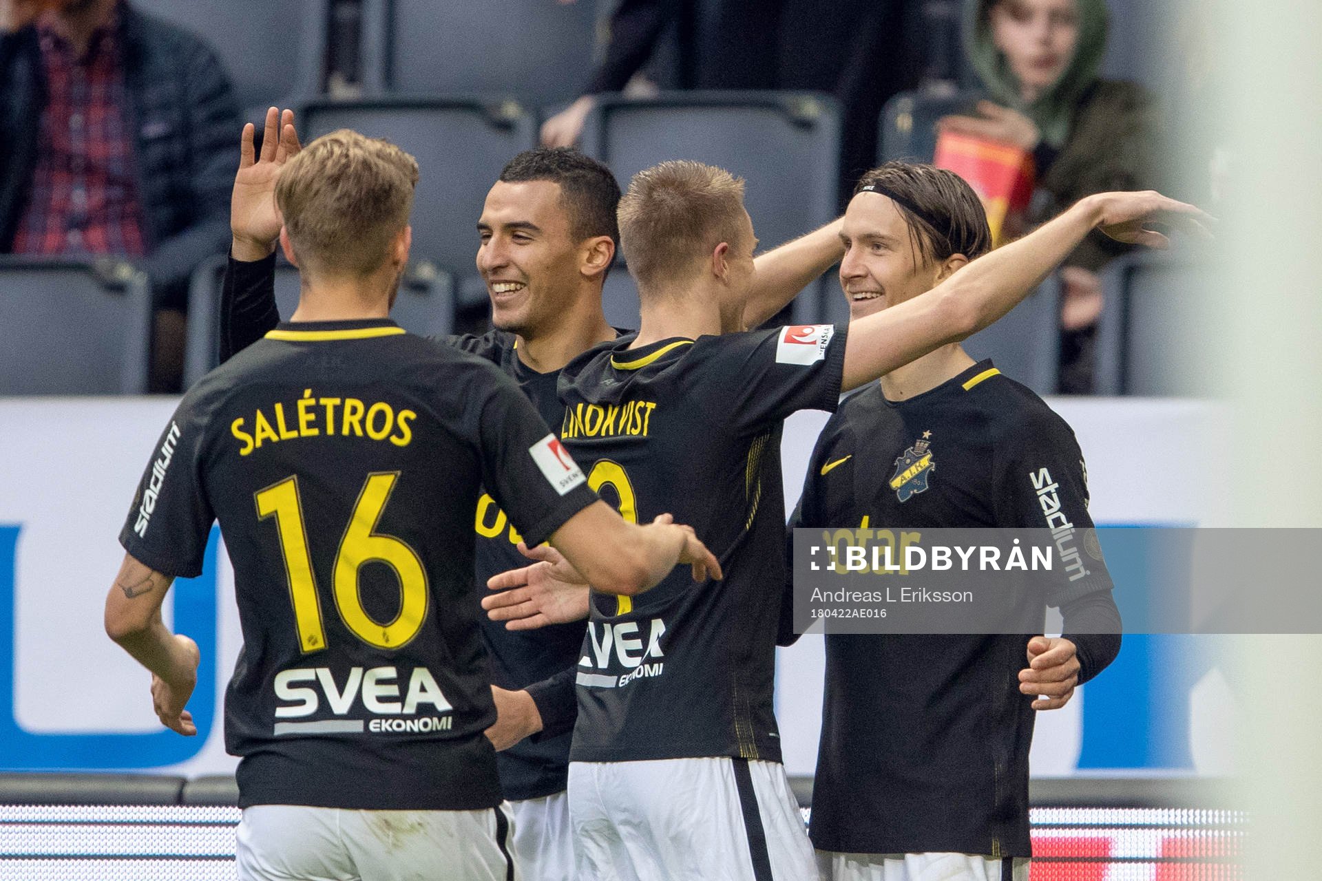 s Kristoffer Olsson jublar med lagkamrater