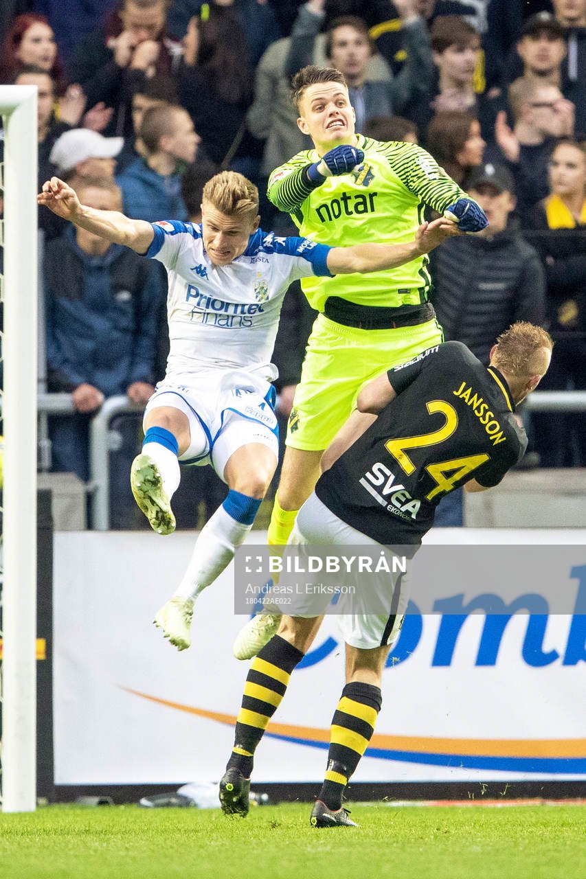 s målvakt Oscar Linnér och Robin Jansson krockar