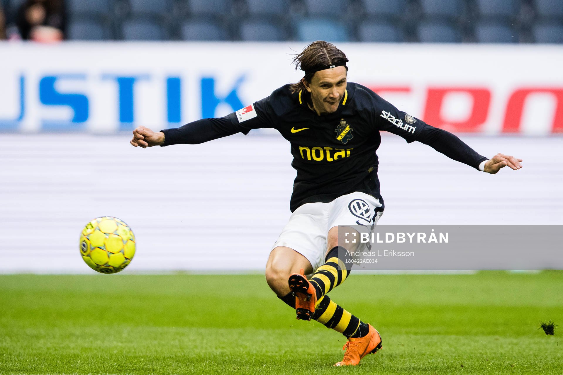 s Kristoffer Olsson med ett skott