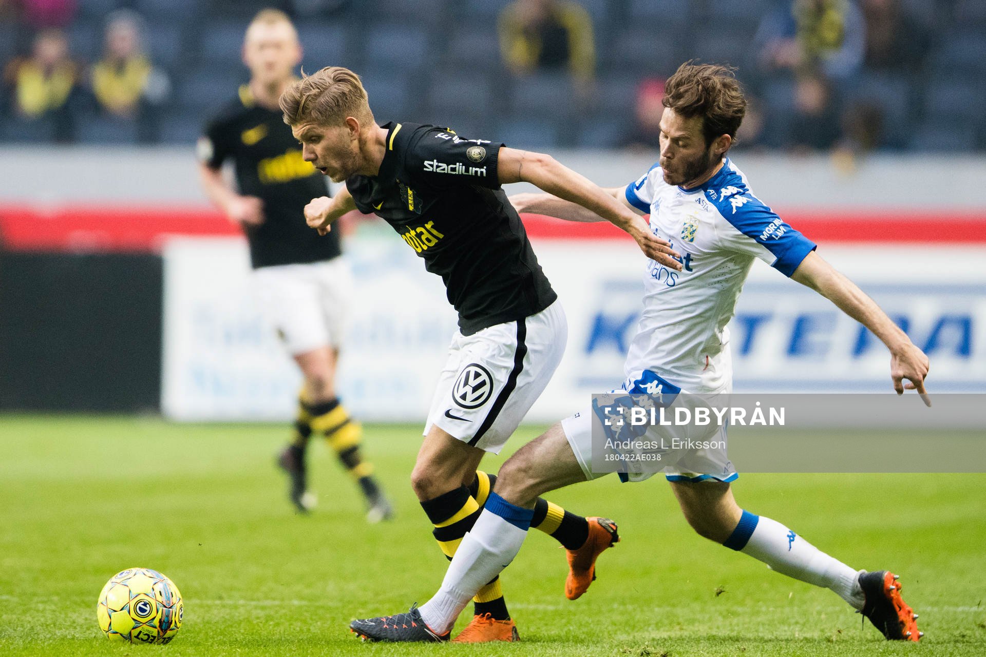 s Anton Salétros i kamp om bollen med IFK Göteborgs Emil