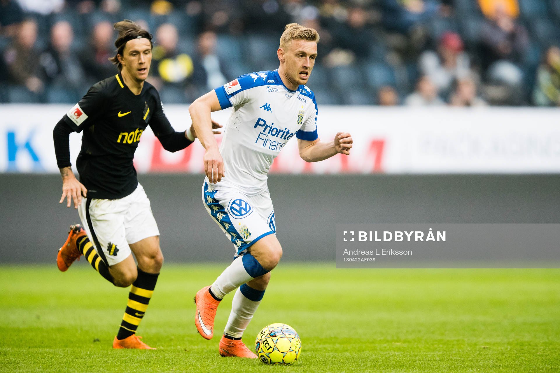 s Kristoffer Olsson jagar IFK Göteborgs Sebastian Ohlsson
