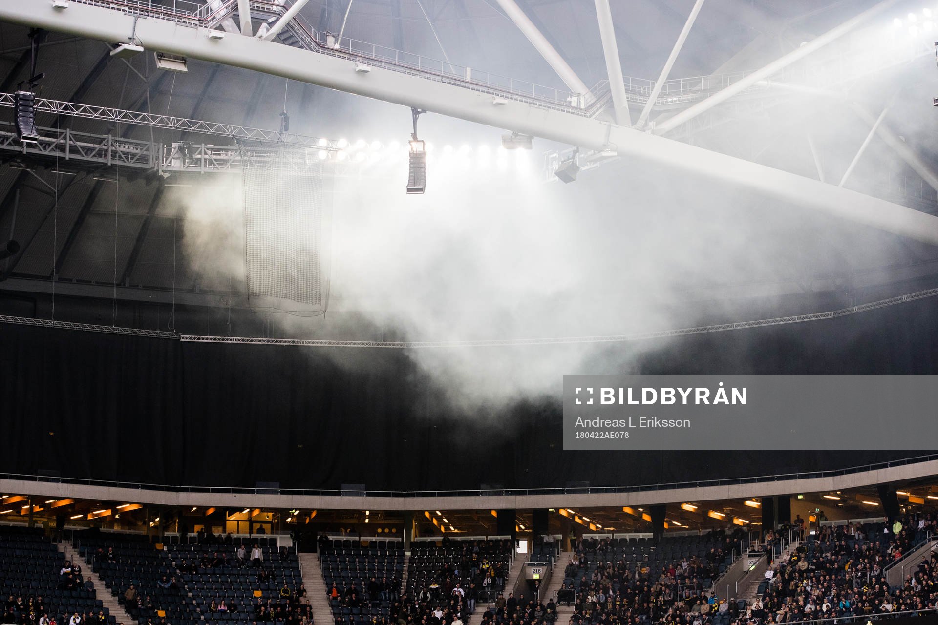 Rök från bengaler håller sig kvar i arenan