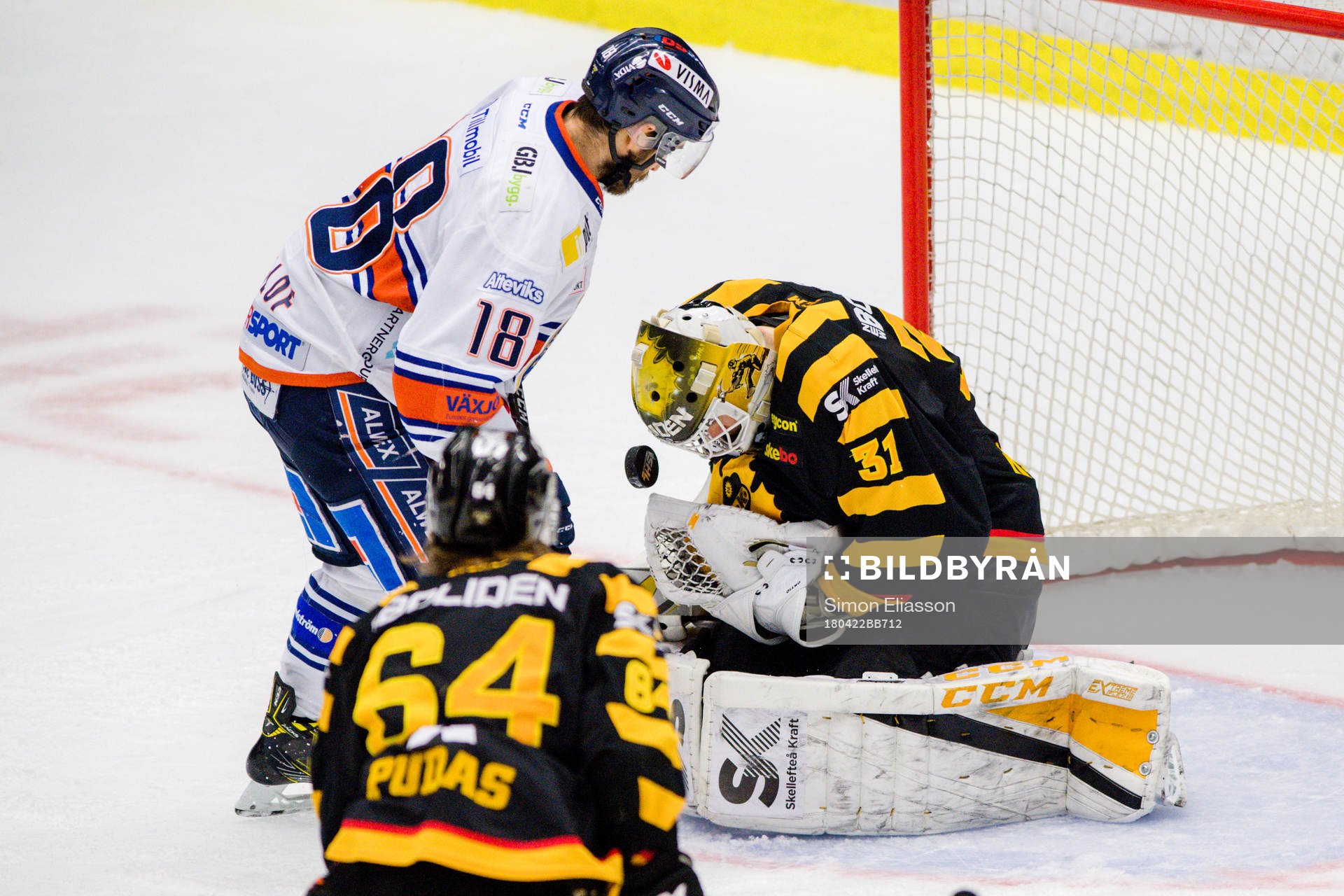Växjös Andrew Calof och Skellefteås målvakt Joni Ortio