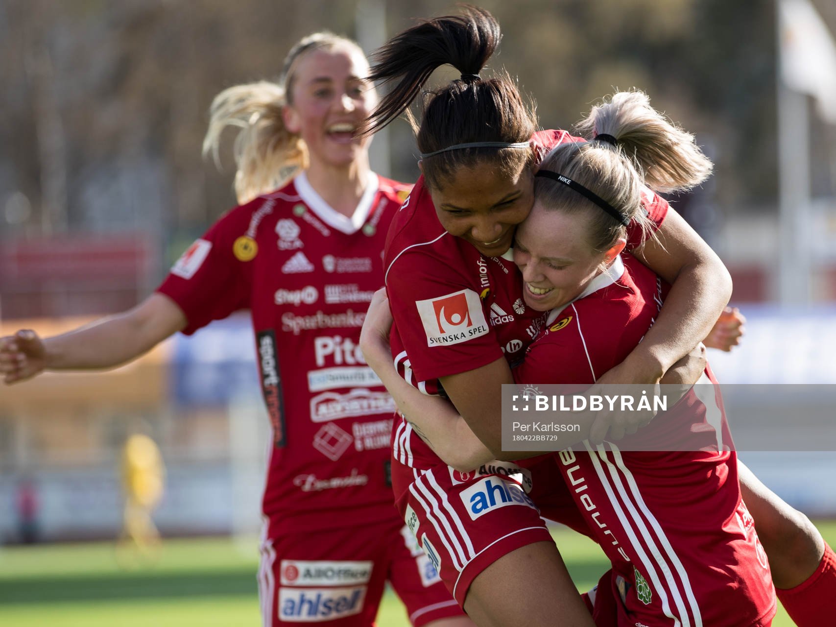Piteås Cecilia Edlund jublar med lagkompisar