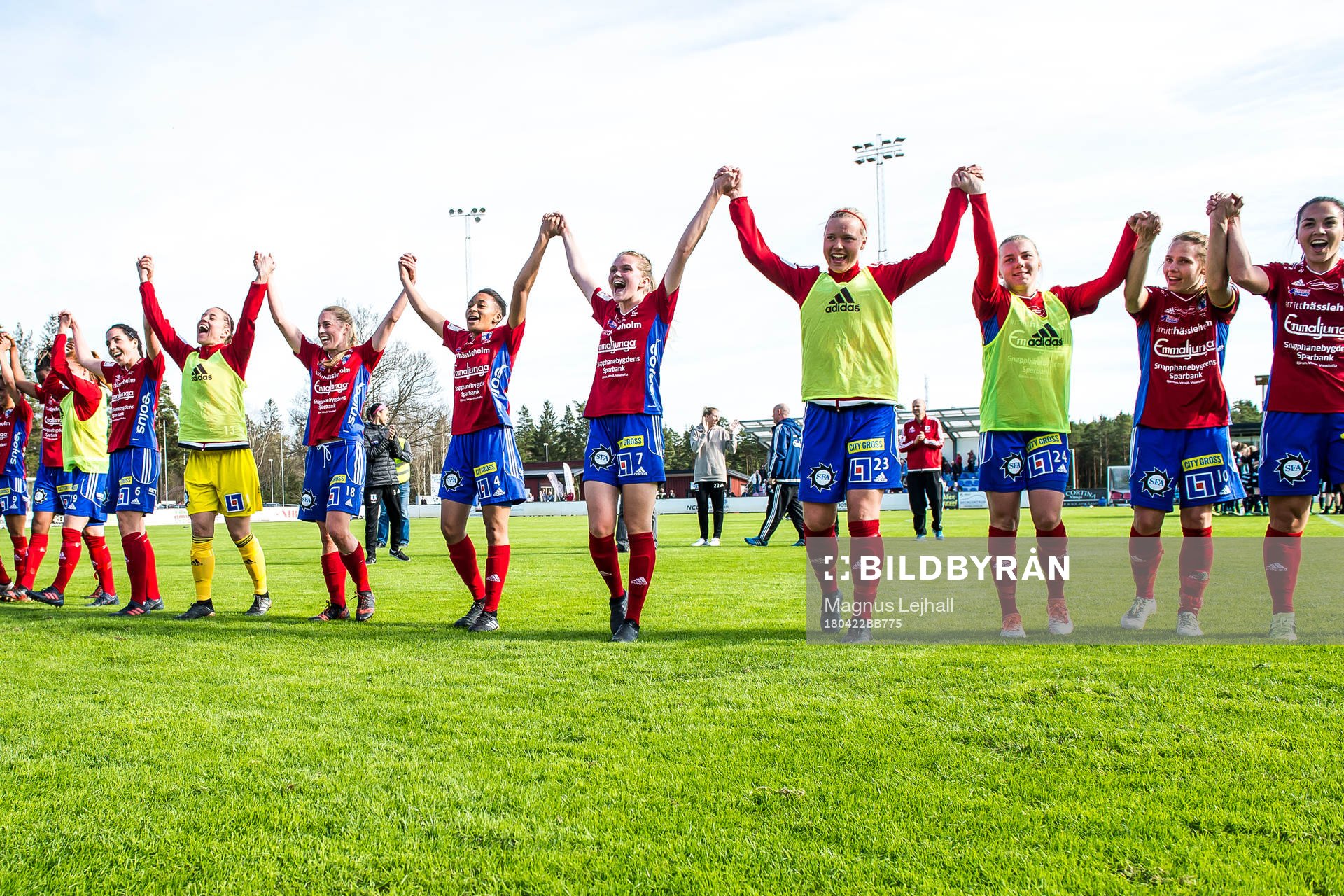 Vittsjö jublar mot publiken efter fotbollsmatchen i damallsvenskan mellan Vittsjö och Linköping den 22 april 2018 i Vittsjö.