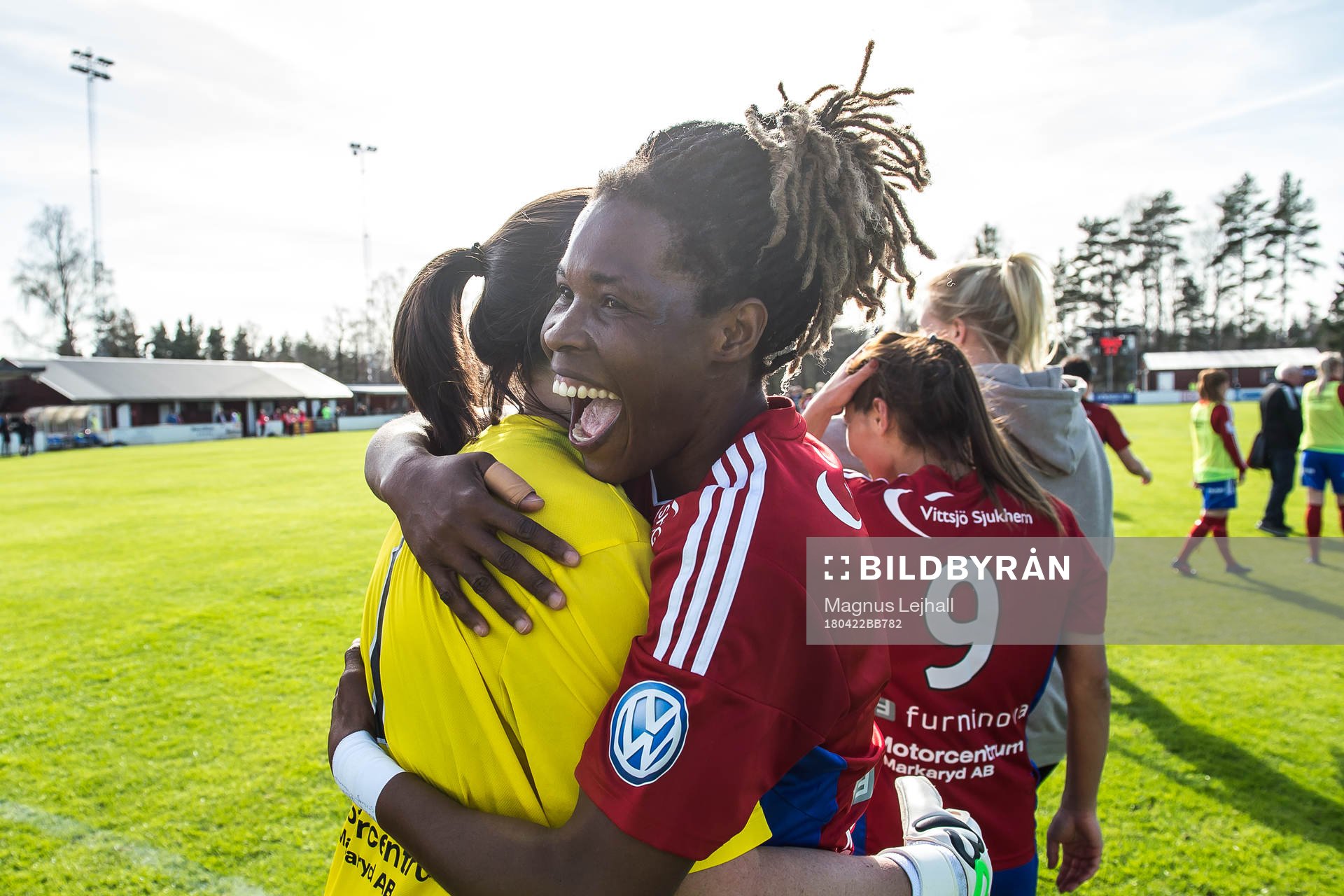 Vittsjös målvakt Shannon Lynn  och Osinachi Marvis Ohale