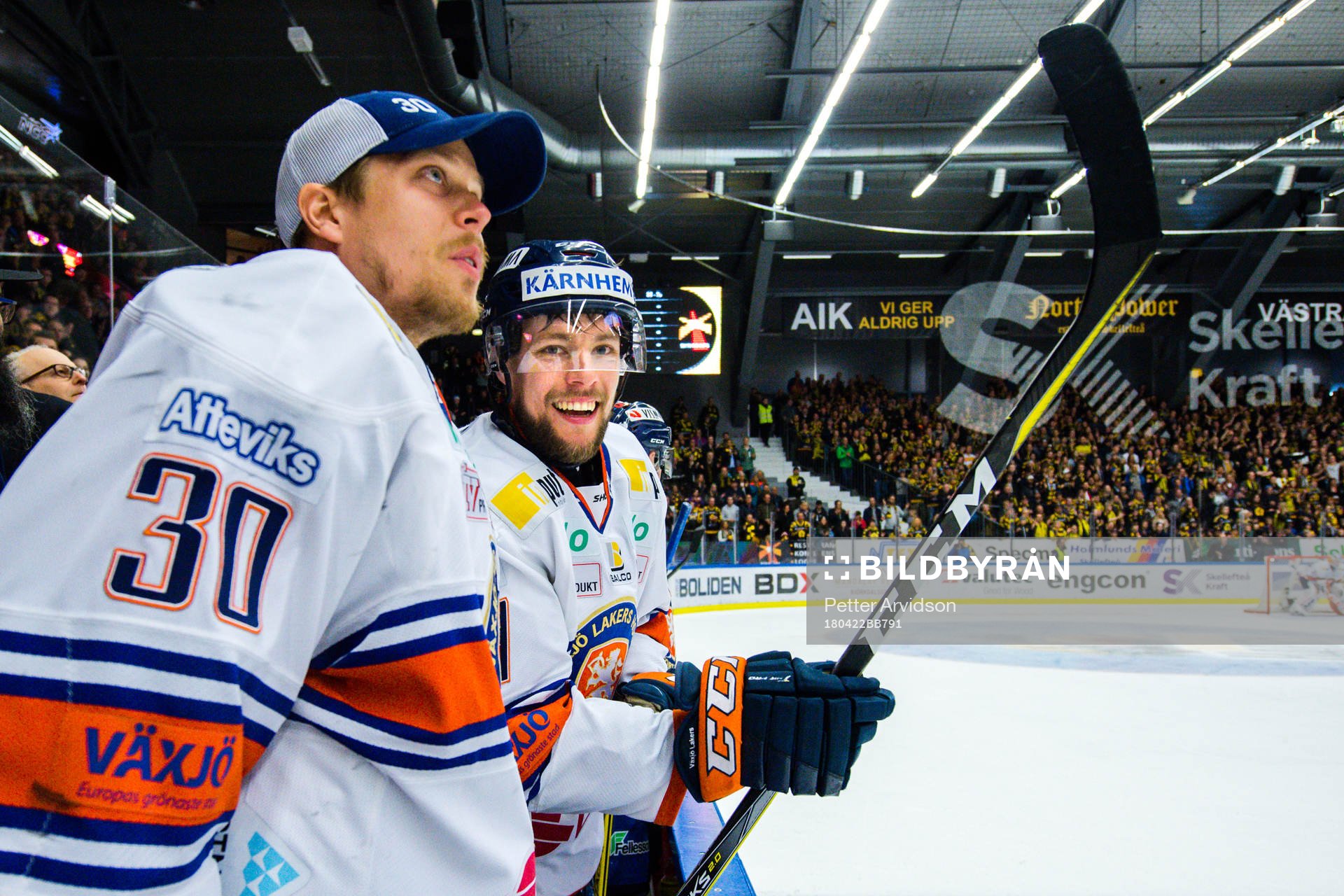 Växjös målvakt Viktor Fasth och Robert Rosén jublar i