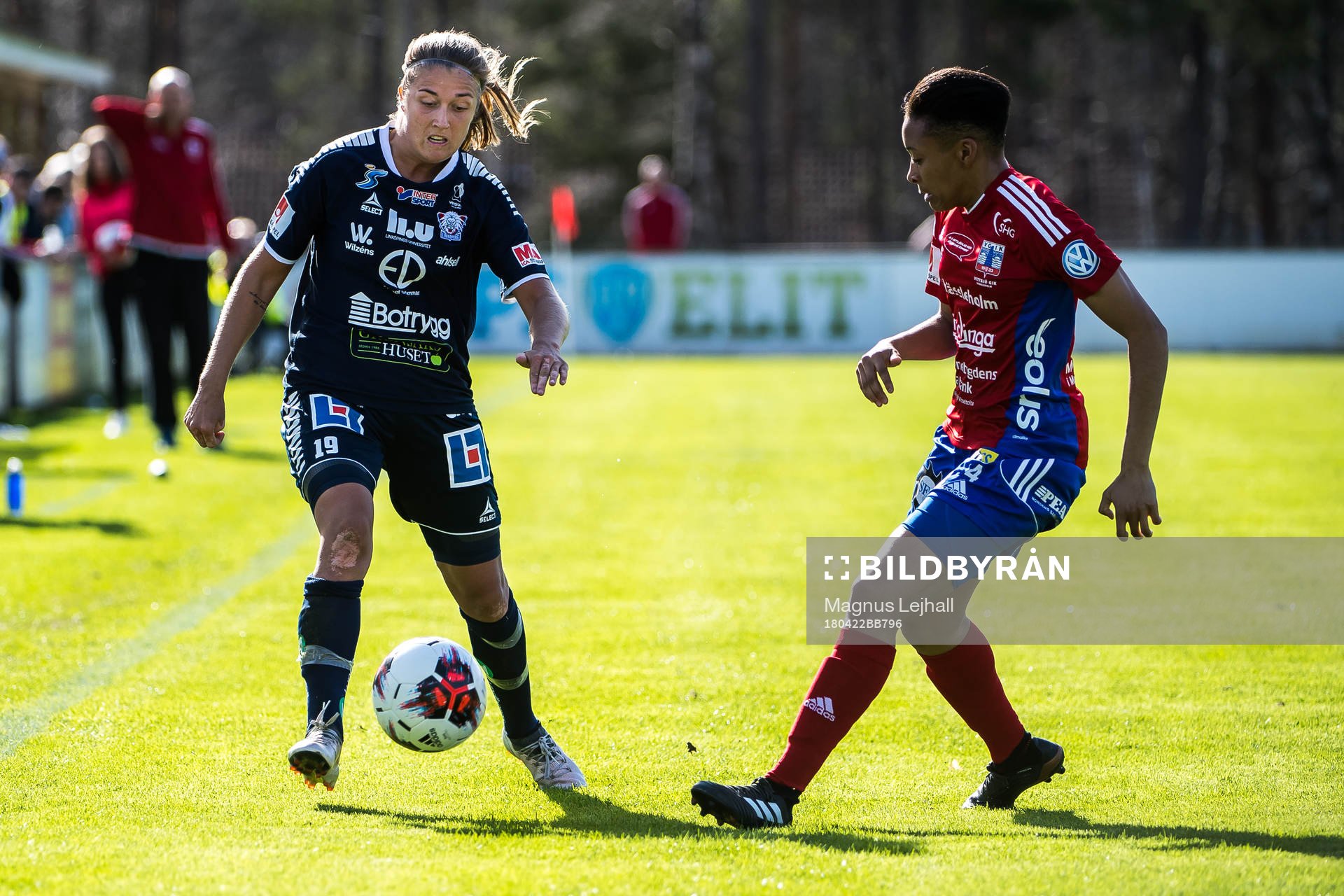 Linköpings Filippa Angeldal och Vittsjös Lorina Aaliyah White under fotbollsmatchen i damallsvenskan mellan Vittsjö och Linköping den 22 april 2018 i Vittsjö.