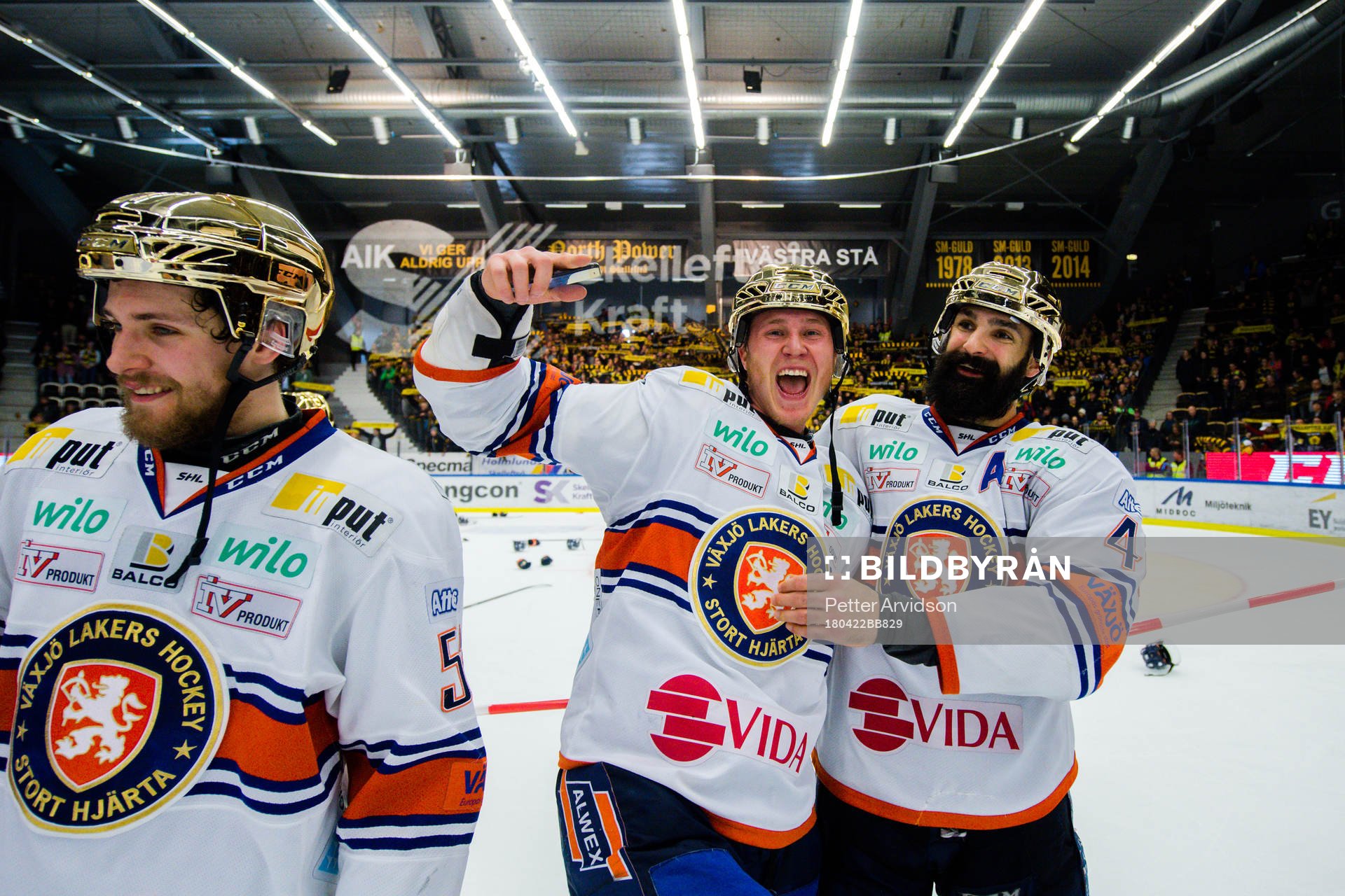 Växjös målvakt Dennis Rasmussen och Daniel Rahimi  jublar
