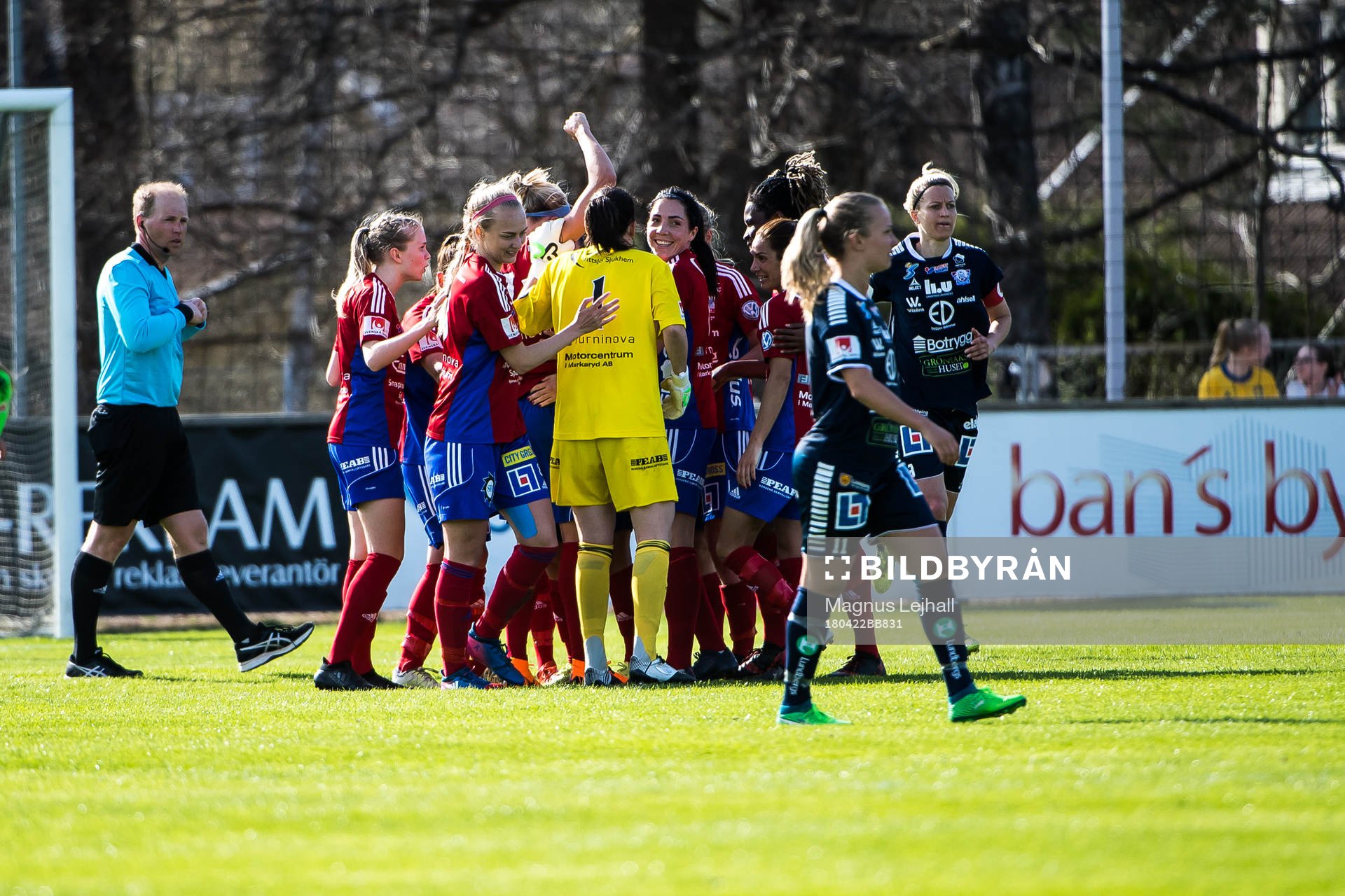 Vittsjös Hannah Wilkinson  jublar med lagkamraterna