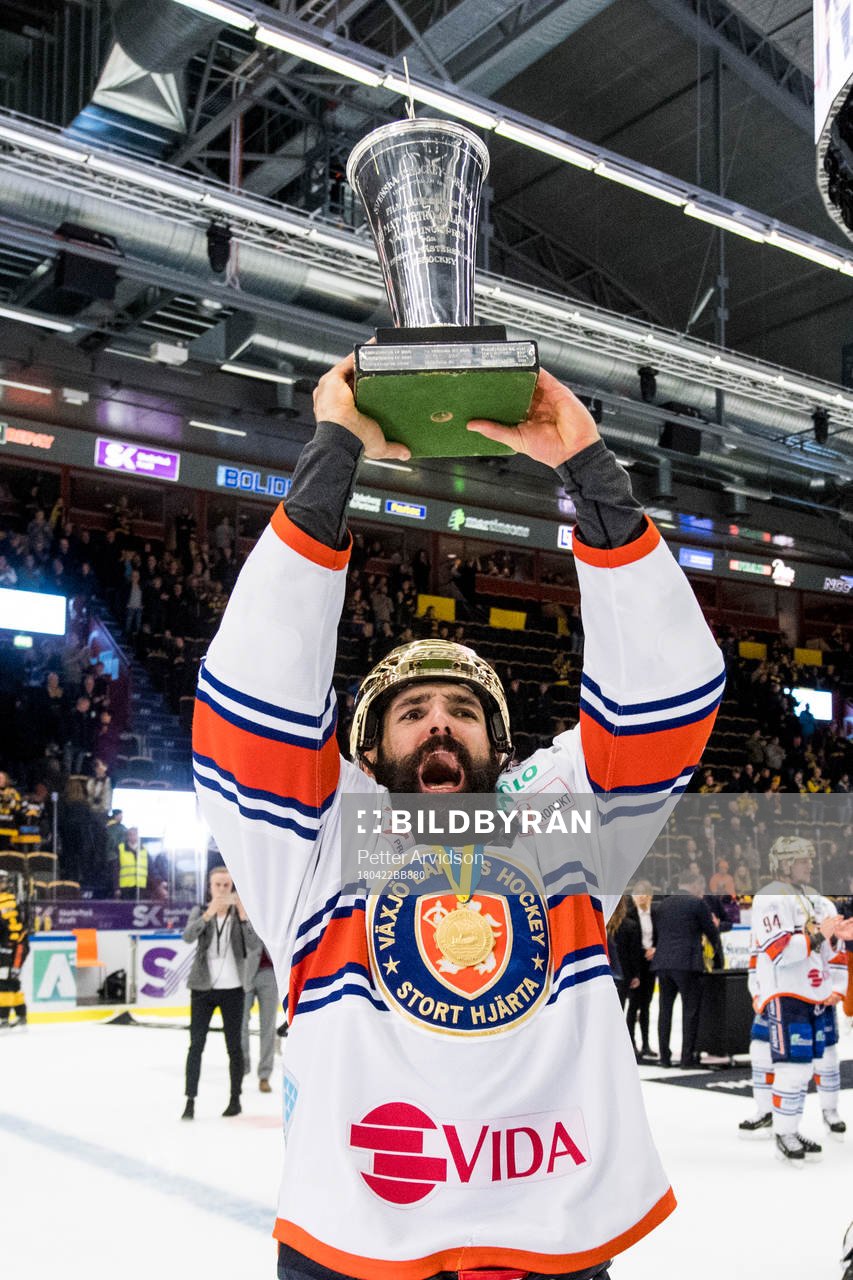 Växjös Daniel Rahimi jublar med pokalen