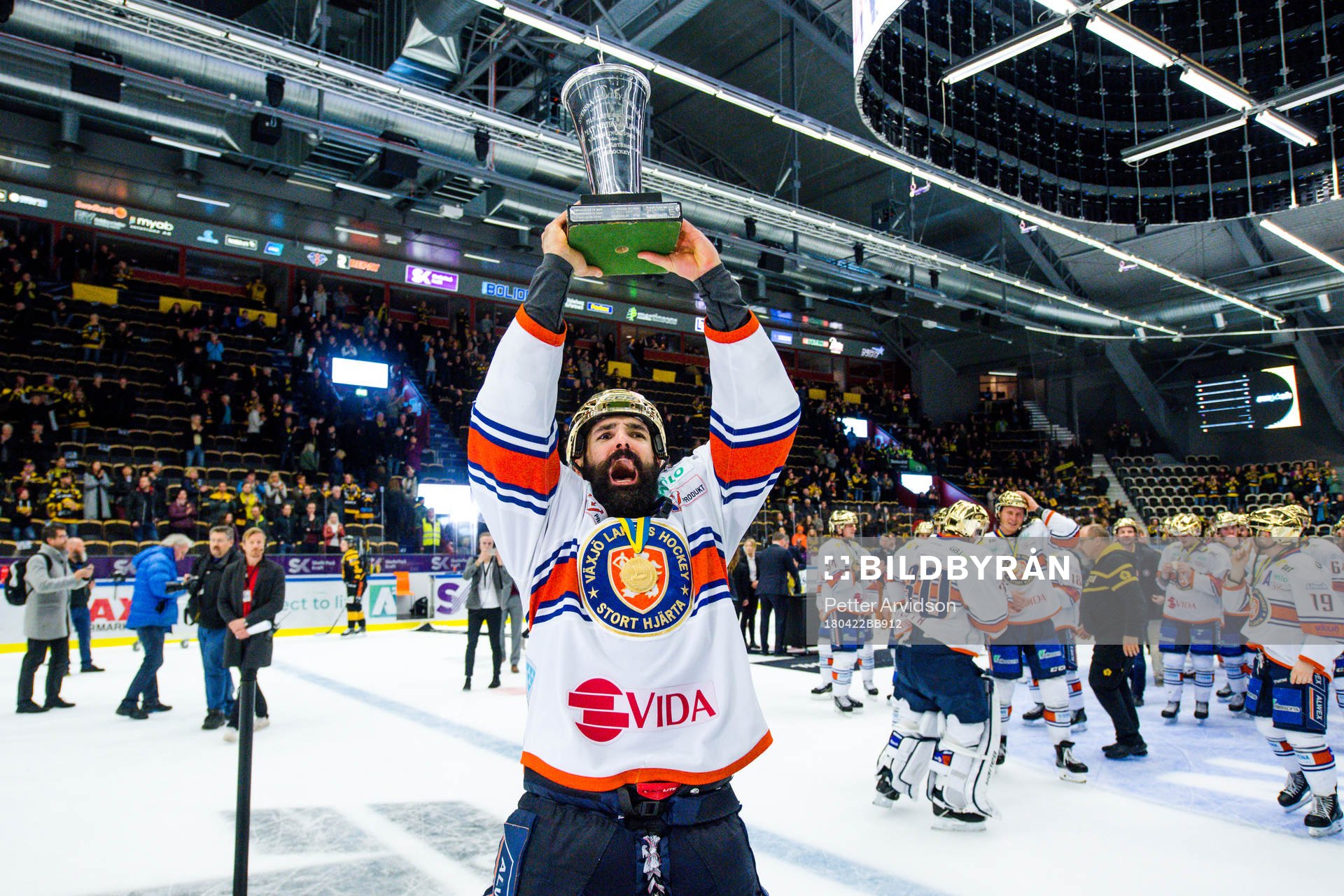 Växjös Daniel Rahimi jublar med pokalen