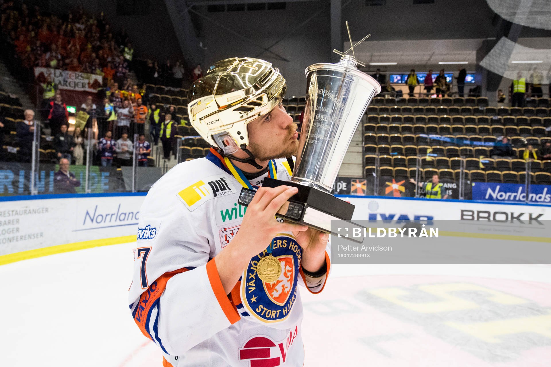 Växjös Pontus Netterberg jublar med pokalen