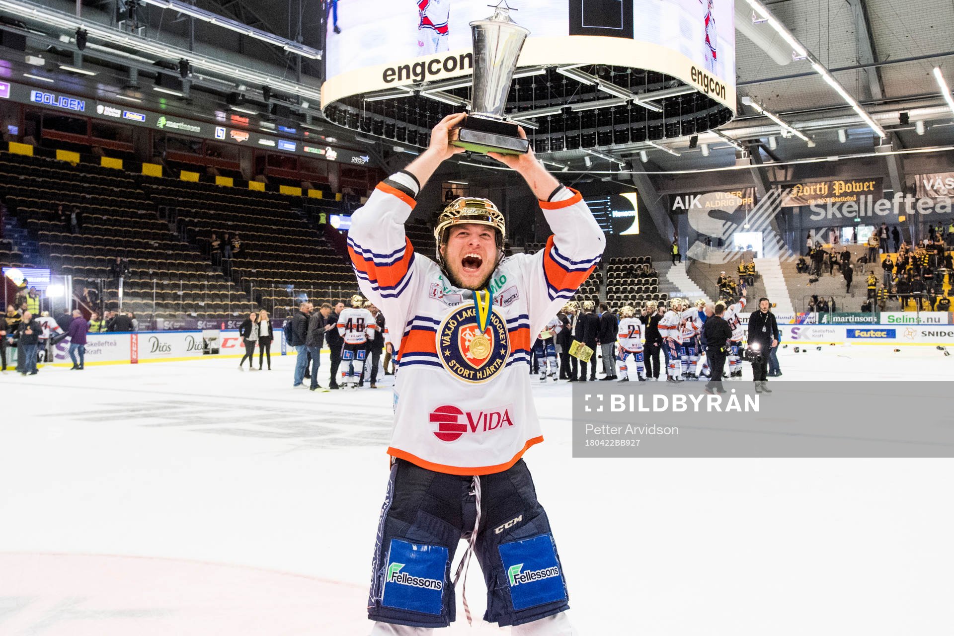 Växjös Oliver Bohm jublar med pokalen