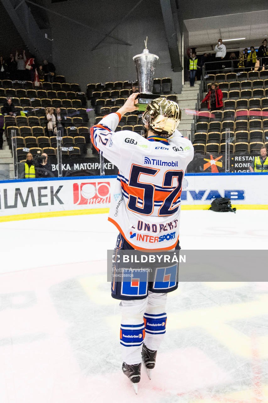 Växjös Arvid Lundberg jublar med pokalen