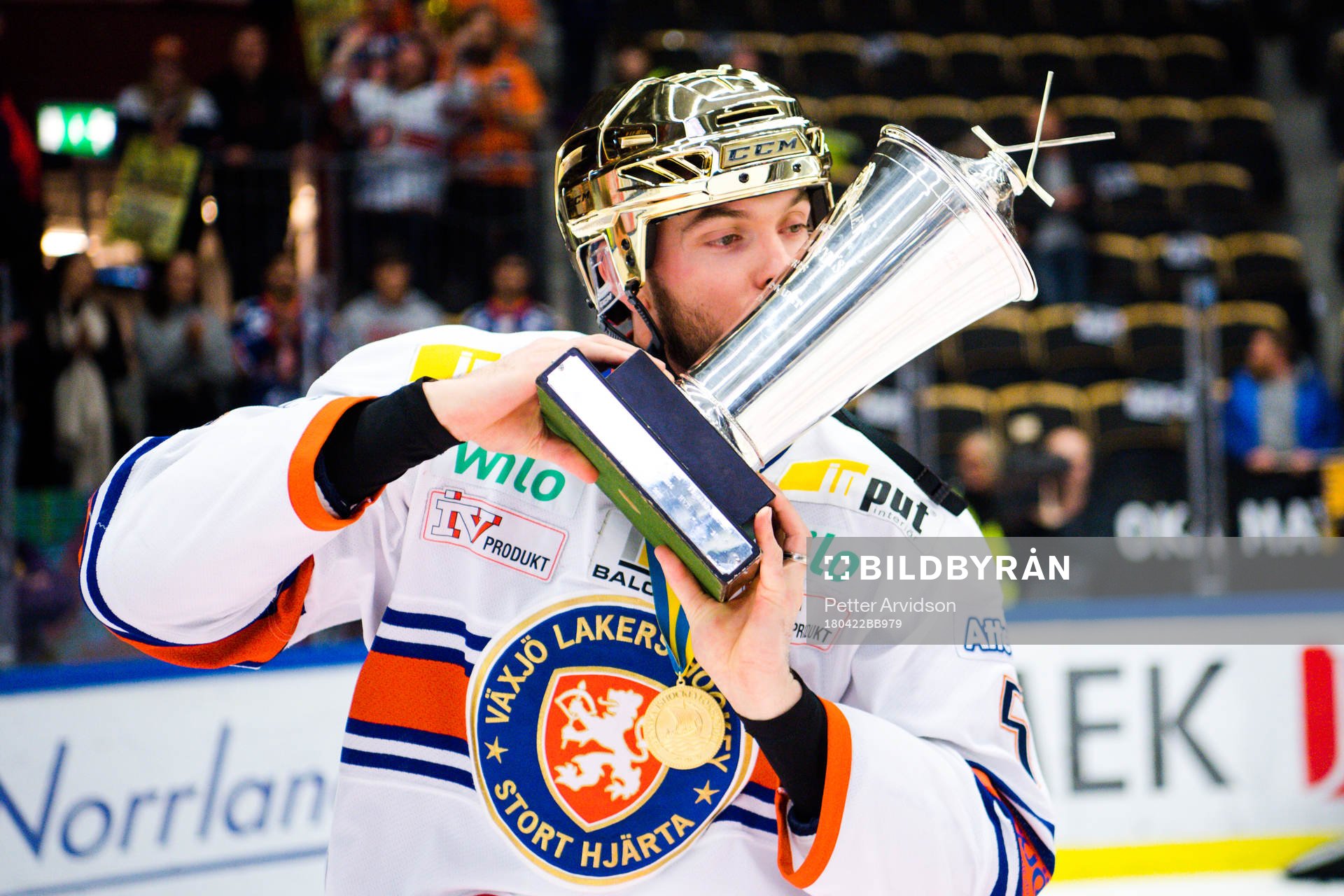 Växjös Noah Welch jublar med pokalen