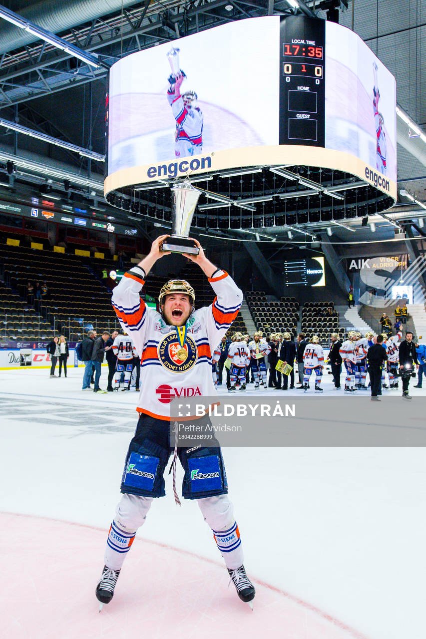 Växjös Oliver Bohm jublar med pokalen