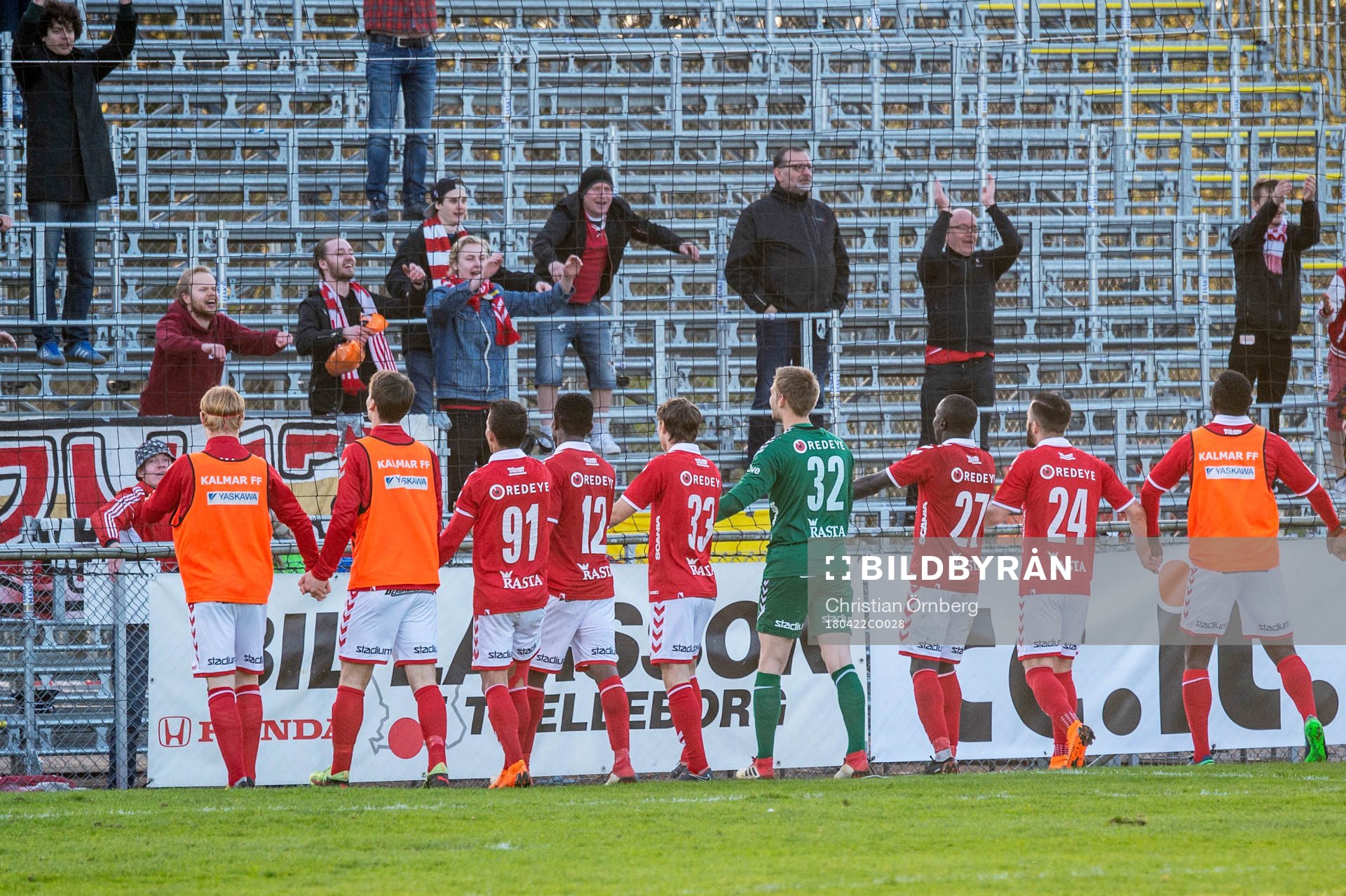 Kalmars spelare jublar med supportrarna