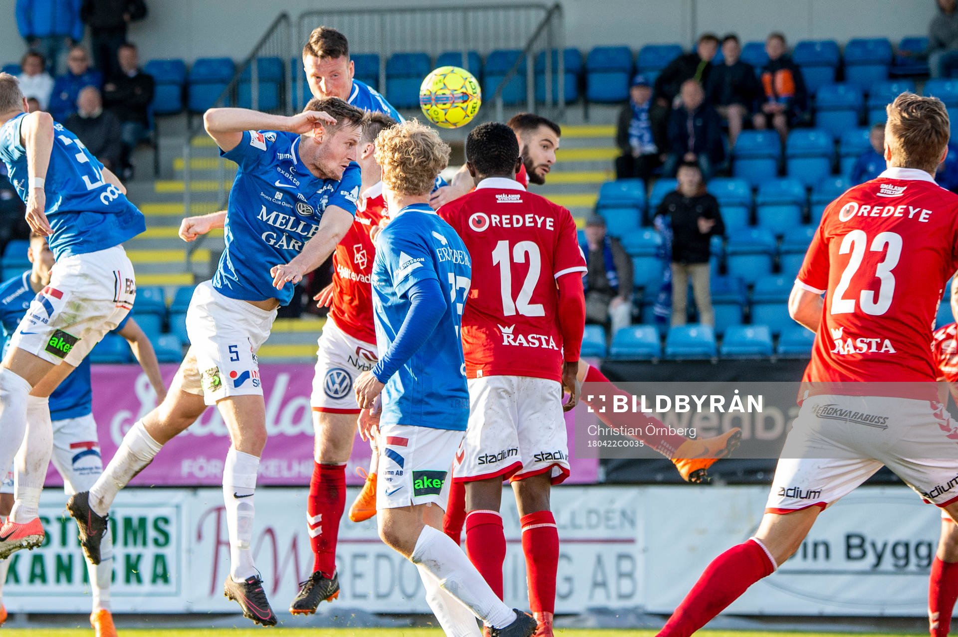 Trelleborgs Anton Tideman nickar bollen