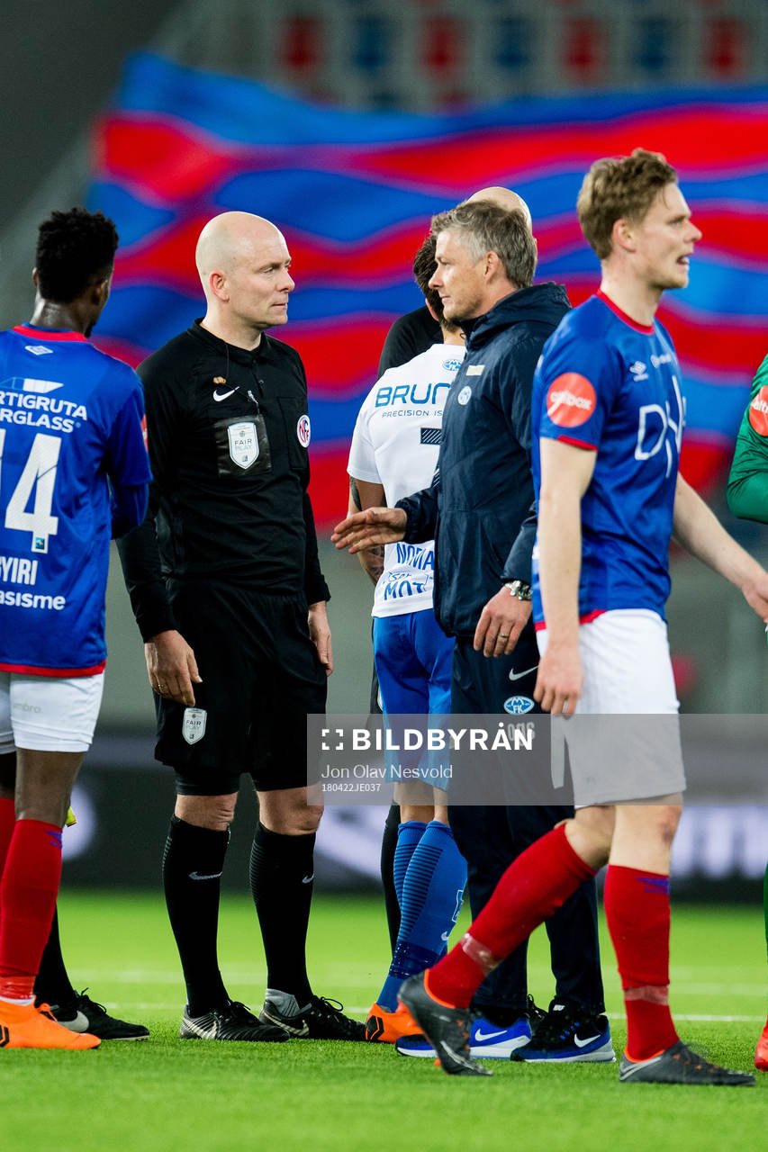 Dag Vidar Hafsås, referee, and Ole Gunnar Solskjær,