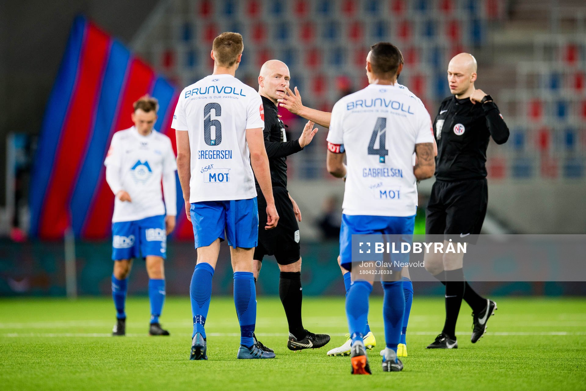 Players of Molde argue with Dag Vidar Hafsås, referee