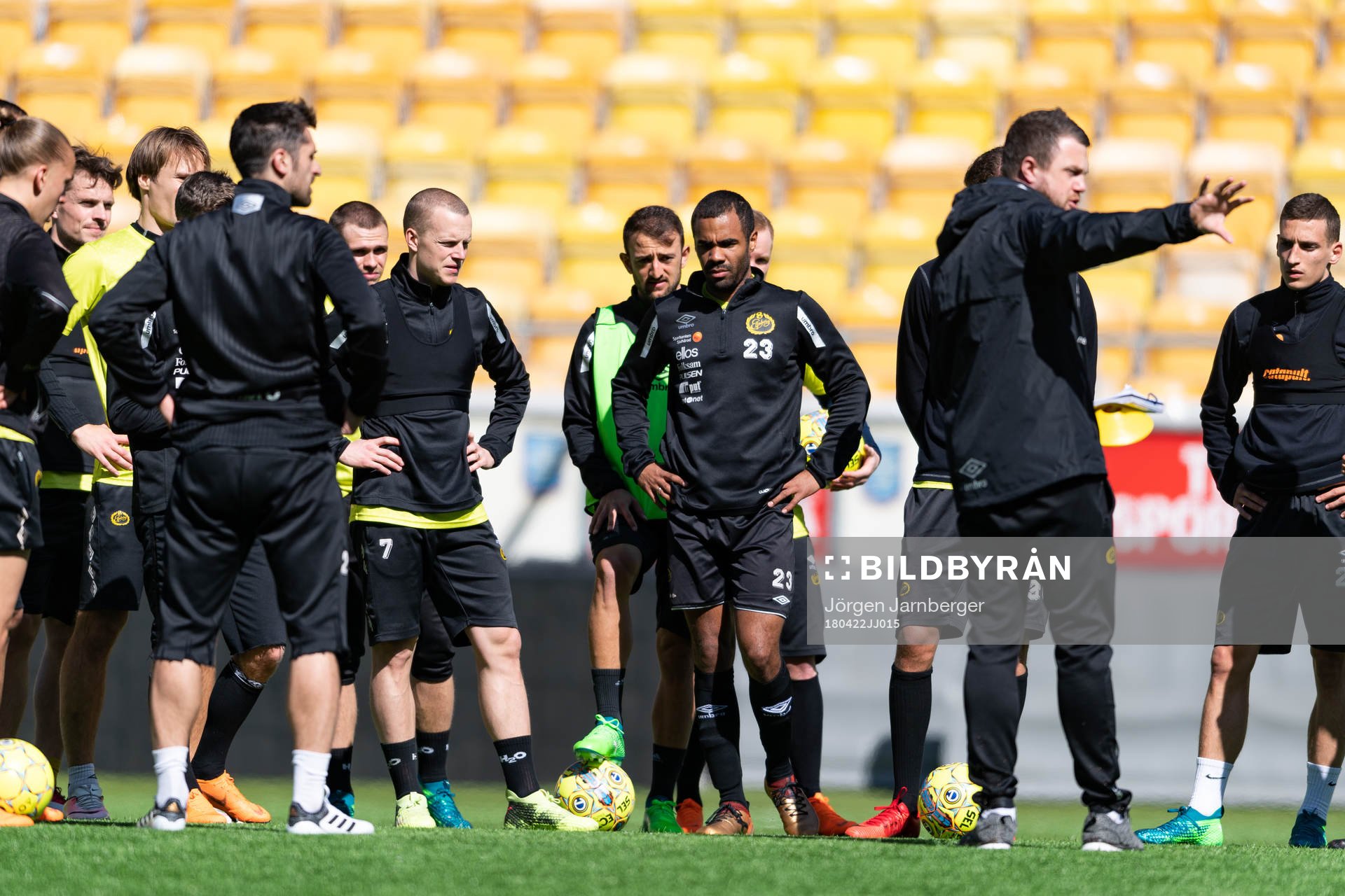 manager Jimmy Thelin instruerar laget