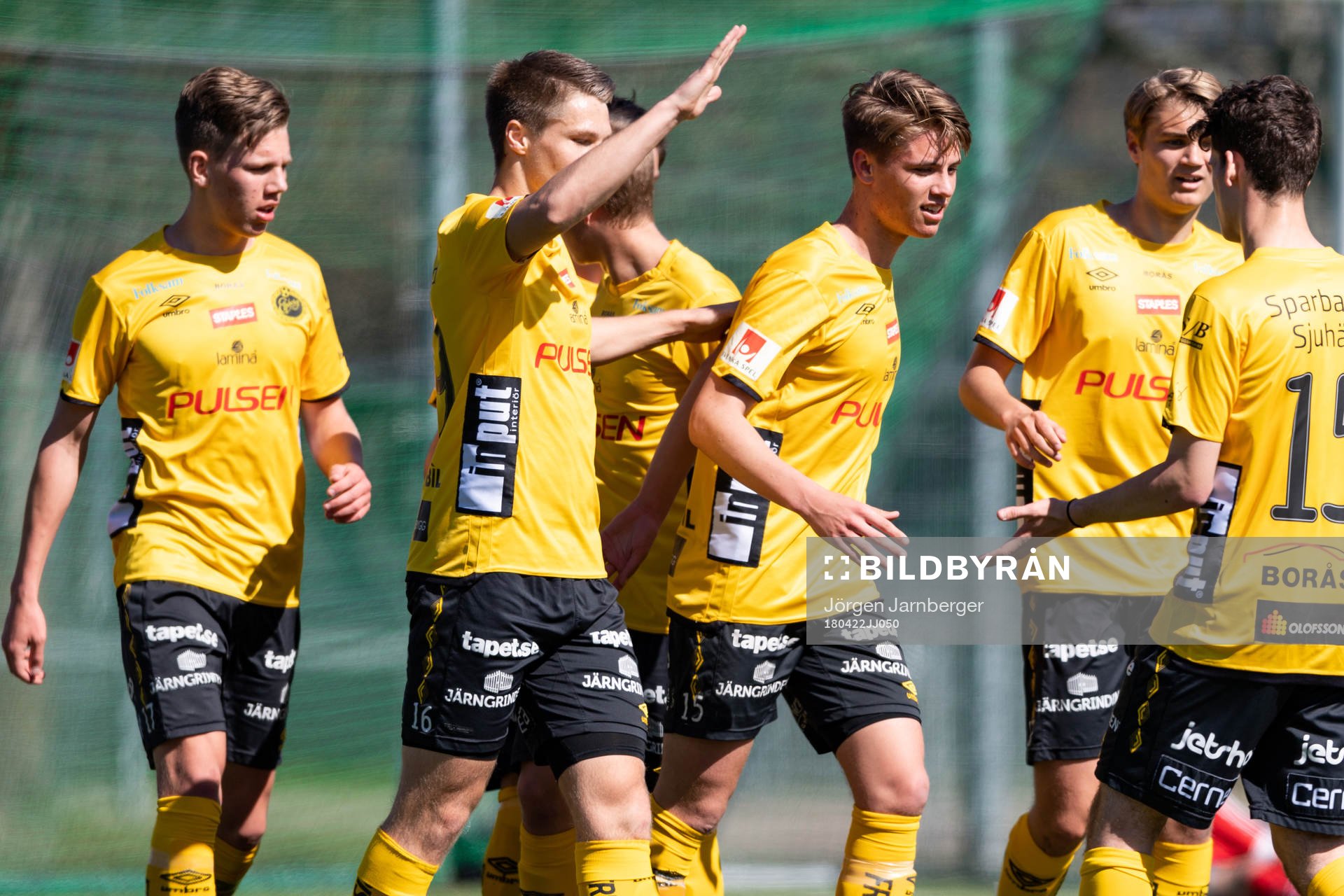 Elfsborgs Oliver Zandén jublar tillsammans med lagkamraterna efter 1-0 under fotbollsmatchen i U17 Allsvenskan mellan Elfsborg och Malmö FF den 22 april 2018 i Borås.