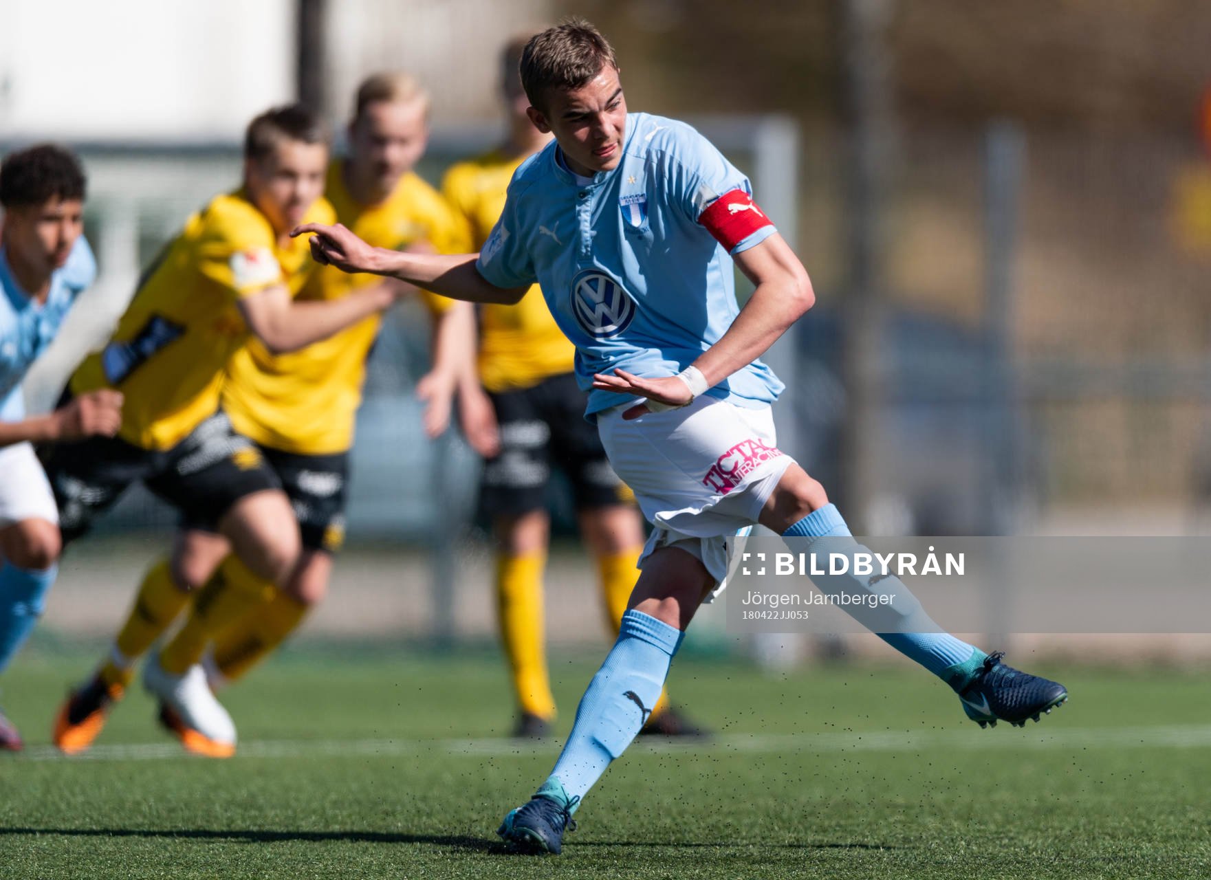Malmö FF’s Aleksander Nilsson gör mål på straff under fotbollsmatchen i U17 Allsvenskan mellan Elfsborg och Malmö FF den 22 april 2018 i Borås.